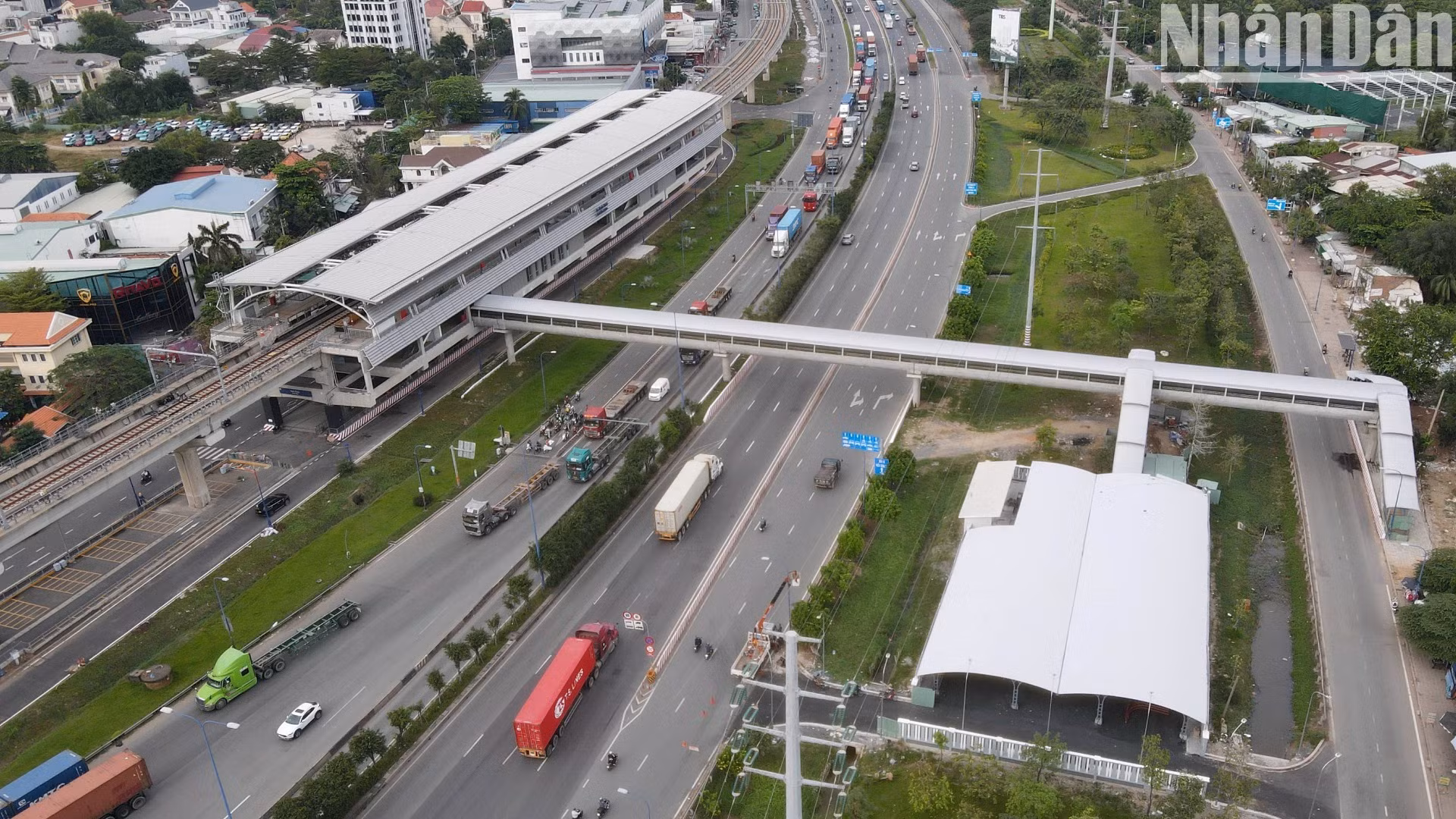 Nhằm hỗ trợ việc di chuyển của người dân thành phố dọc tuyến metro số 1 được thuận tiện, chín cầu bộ hành đã thi công hoàn tất để kịp khai thác đồng bộ khi tuyến metro số 1 lăn bánh đón khách. Nhằm hỗ trợ việc di chuyển của người dân thành phố dọc tuyến metro số 1 được thuận tiện, chín cầu bộ hành đã thi công hoàn tất để kịp khai thác đồng bộ khi tuyến metro số 1 lăn bánh đón khách.