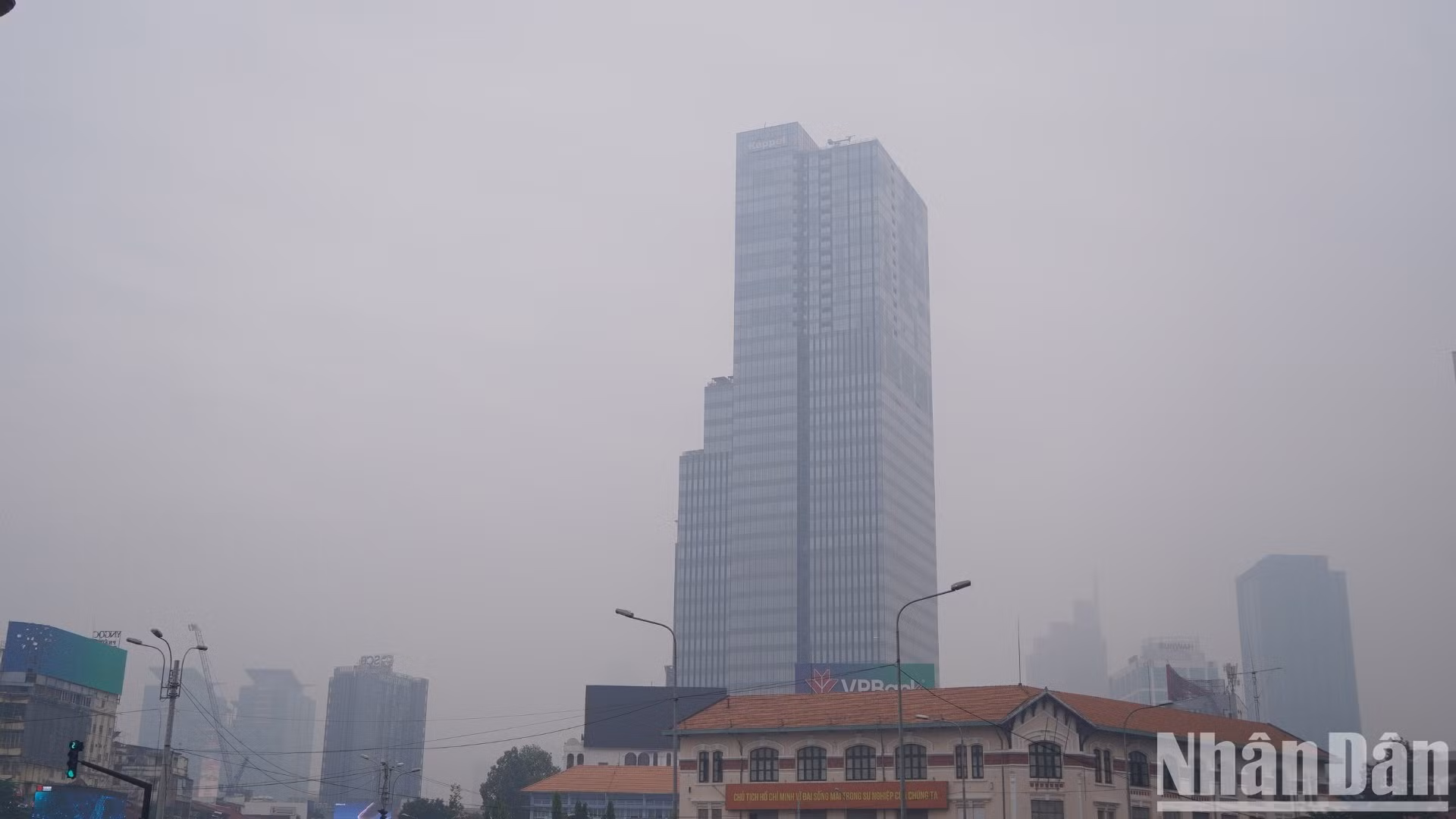 Tại khu vực chợ Bến Thành các nhà cao tầng bị che phủ bởi lớp sương mù trắng đục.