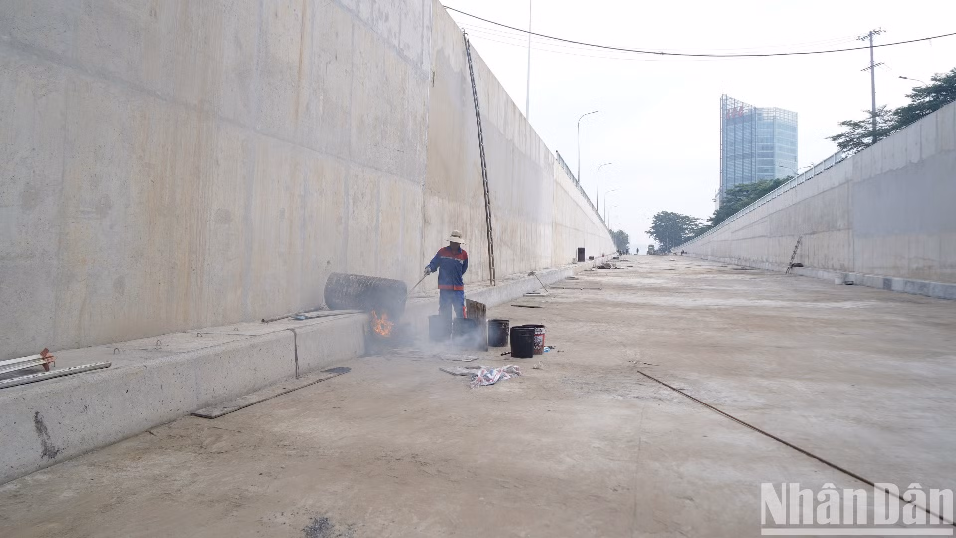 Có mặt ngay từ sáng sớm, theo ghi nhận của phóng viên, hiện các công nhân trên công trường đang thi công các hạng mục để cố gắng hoàn thiện vào cuối tháng 12 này. Có mặt ngay từ sáng sớm, theo ghi nhận của phóng viên, hiện các công nhân trên công trường đang thi công các hạng mục để cố gắng hoàn thiện vào cuối tháng 12 này.