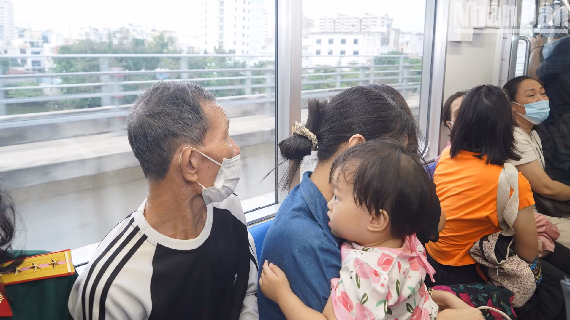 Gia đình và con nhỏ cùng trải nghiệm tuyến metro. Gia đình và con nhỏ cùng trải nghiệm tuyến metro.