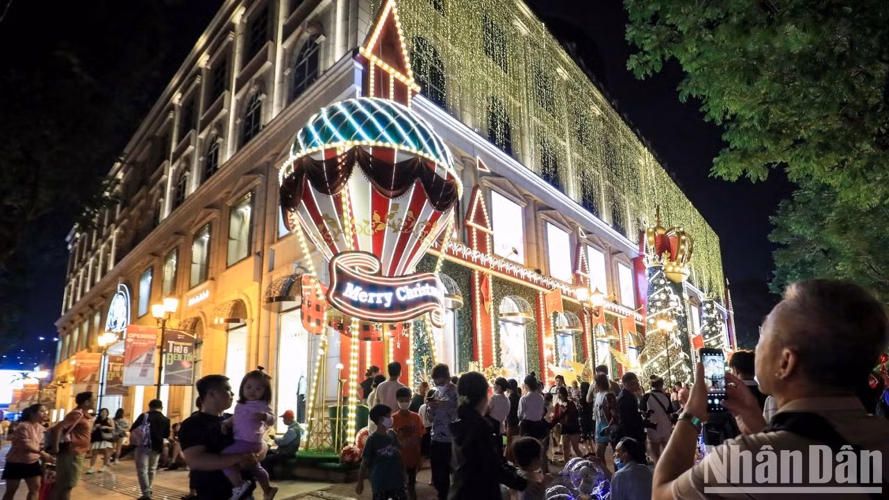 Cuối tuần cùng không khí se lạnh, nhiều bạn trẻ và gia đình tại Thành phố Hồ Chí Minh chụp ảnh "check-in" Giáng sinh 2024 với nhiều cây thông, hang đá bắt mắt trang trí tại khu trung tâm.