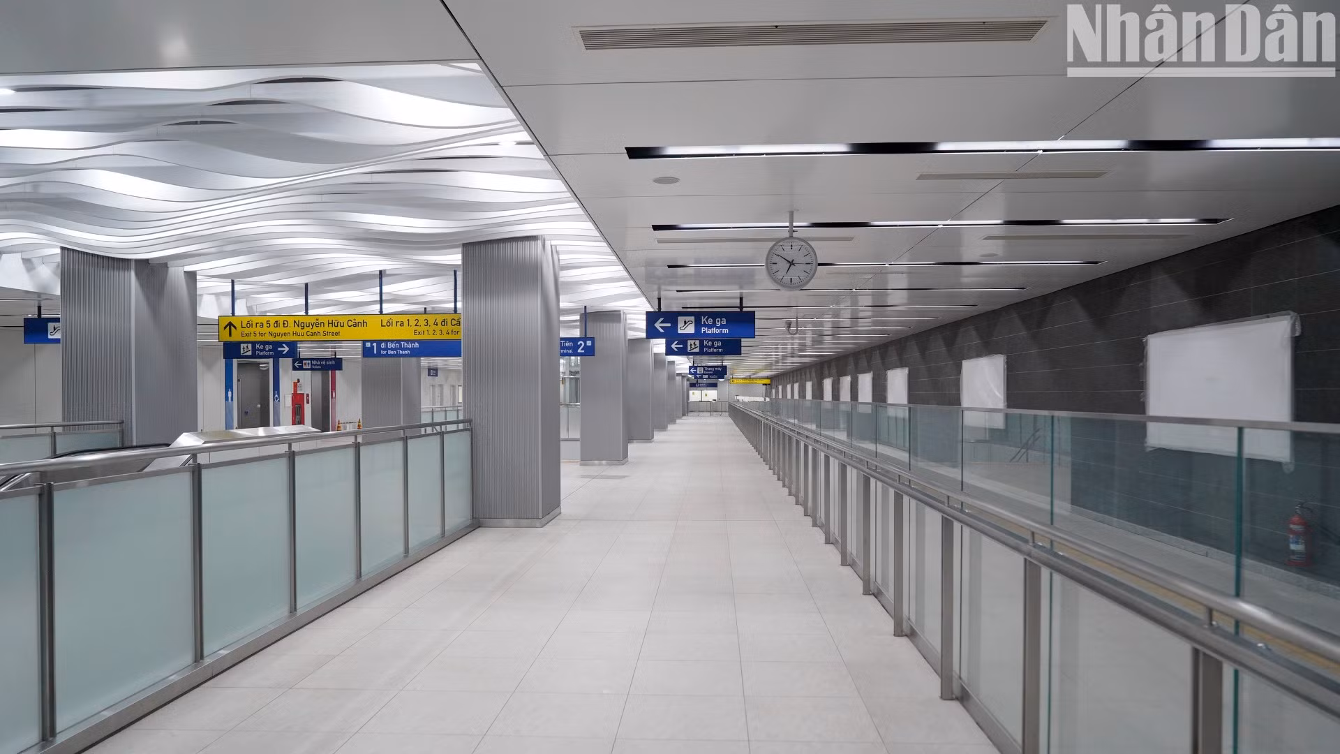 Các nhà ga trên toàn tuyến metro số 1 sẵn sàng mọi điều kiện phục vụ hành khách trong ngày tuyến metro số 1 chạy chính thức 22/12. Các nhà ga trên toàn tuyến metro số 1 sẵn sàng mọi điều kiện phục vụ hành khách trong ngày tuyến metro số 1 chạy chính thức 22/12.