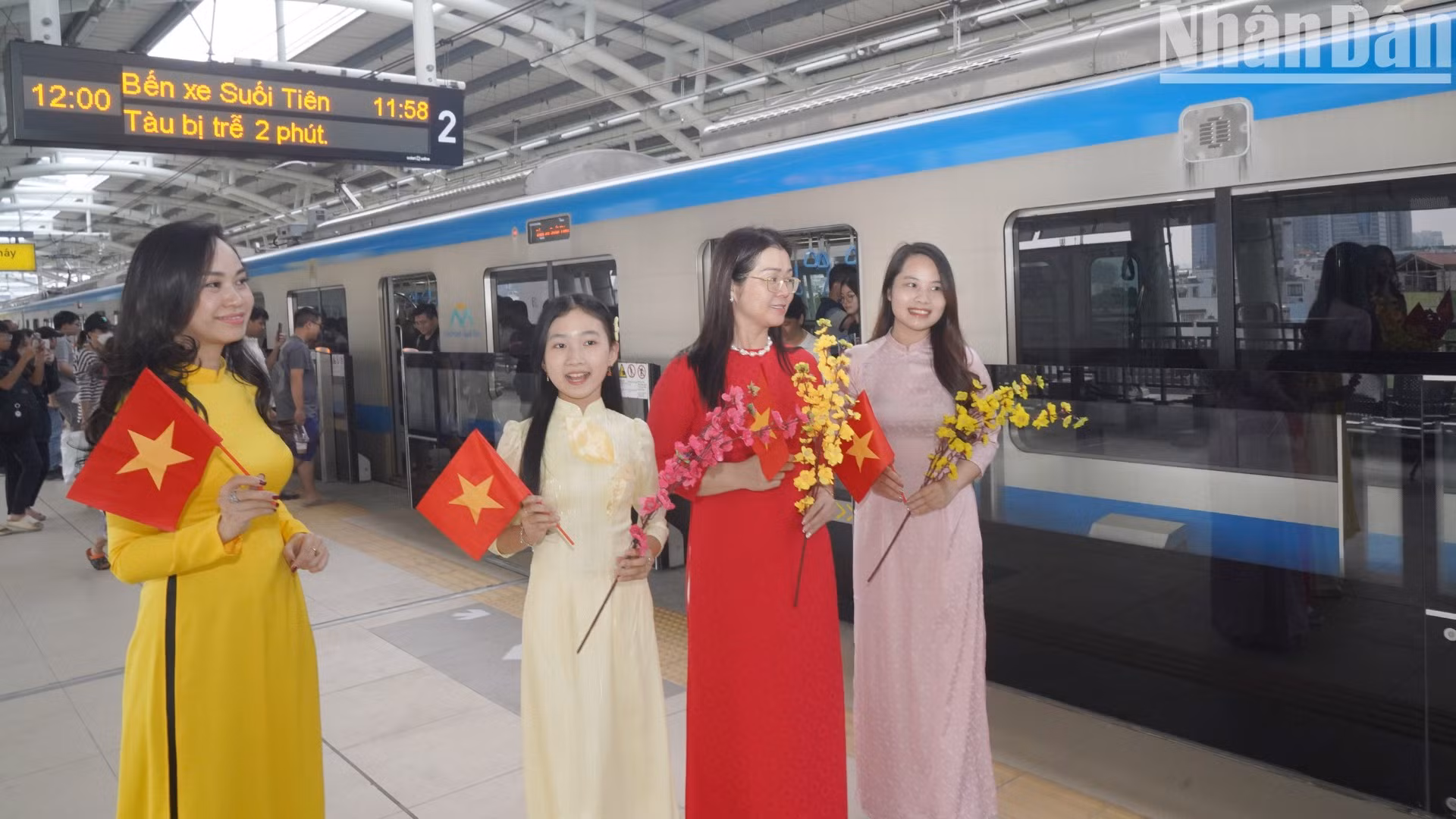 Các thiếu nữ tranh thủ diện Áo dài chụp lưu niệm tại nhà ga Văn Thánh. Các thiếu nữ tranh thủ diện Áo dài chụp lưu niệm tại nhà ga Văn Thánh.
