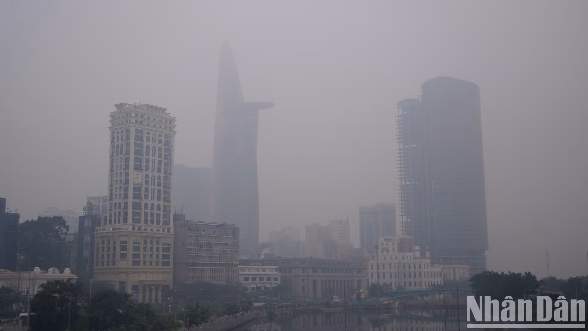 Bụi mịn bao phủ trên đường Võ Văn Kiệt hướng qua đường hầm sông Sài Gòn.