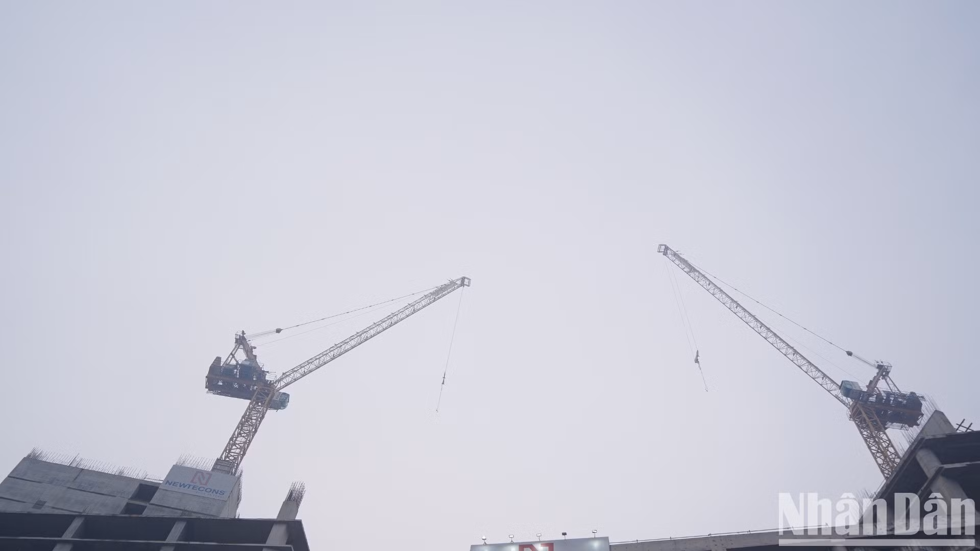 Bụi mịn che phủ các công trình tòa nhà cao tầng ở trung tâm thành phố.