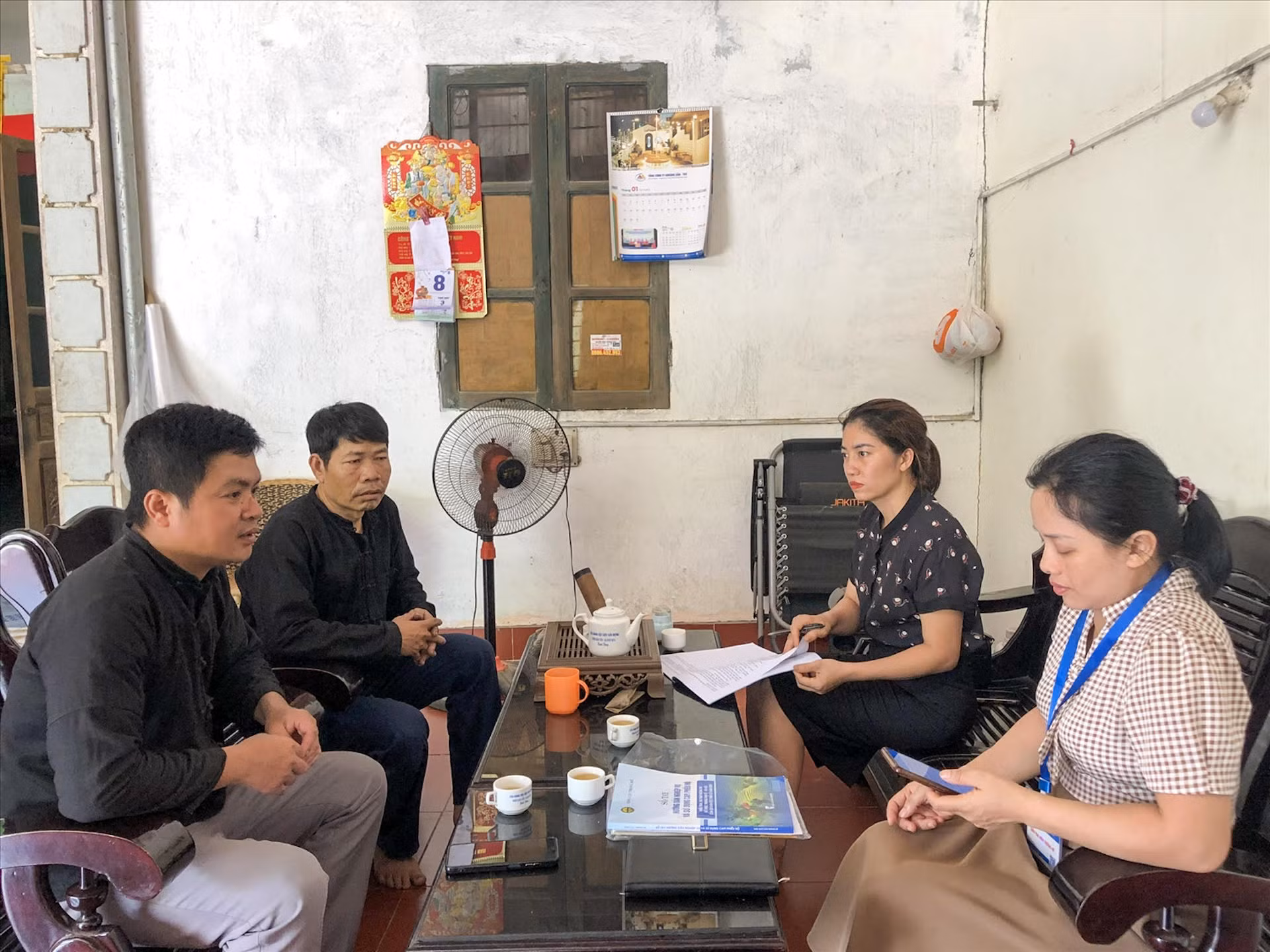 Ông Hoàng A Bình (thứ 2 từ trái qua), người có uy tín thôn Bản Vền, xã Bản Qua, huyện Bát Xát (Lào Cai) cùng với các điều tra viên đi thu thập thông tin các hộ dân trong thôn. (Ảnh: Trọng Bảo)