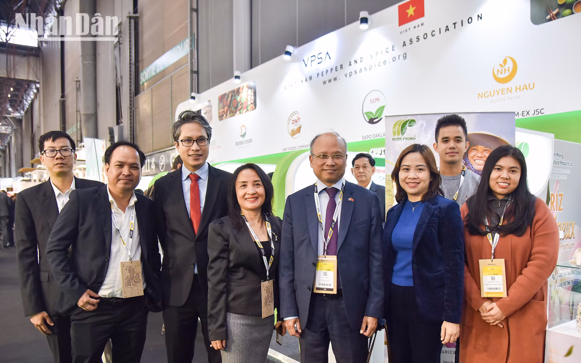 Đại sứ Đinh Toàn Thắng cùng đại diện một số gian hàng tại khu vực trưng bày của Hiệp hội Hồ tiêu và cây gia vị Việt Nam (VPSA) chụp ảnh lưu niệm. (Ảnh: MINH DUY)