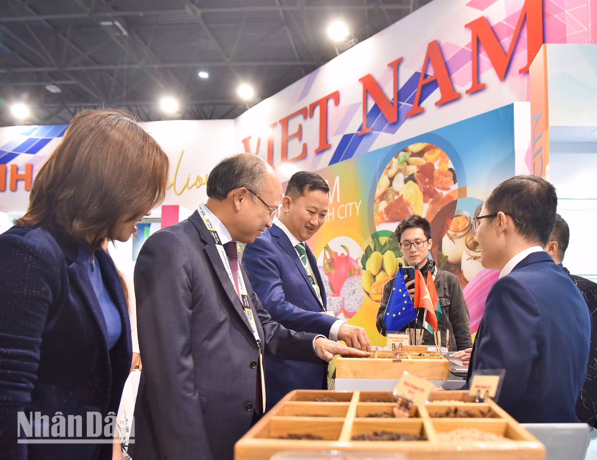 Đại sứ Đinh Toàn Thắng khẳng định, doanh nghiệp Việt Nam khi tham gia vào Hội chợ SIAL 2024 đã thể hiện được sự chủ động trong việc tìm kiếm các cơ hội hợp tác thương mại. (Ảnh: MINH DUY)