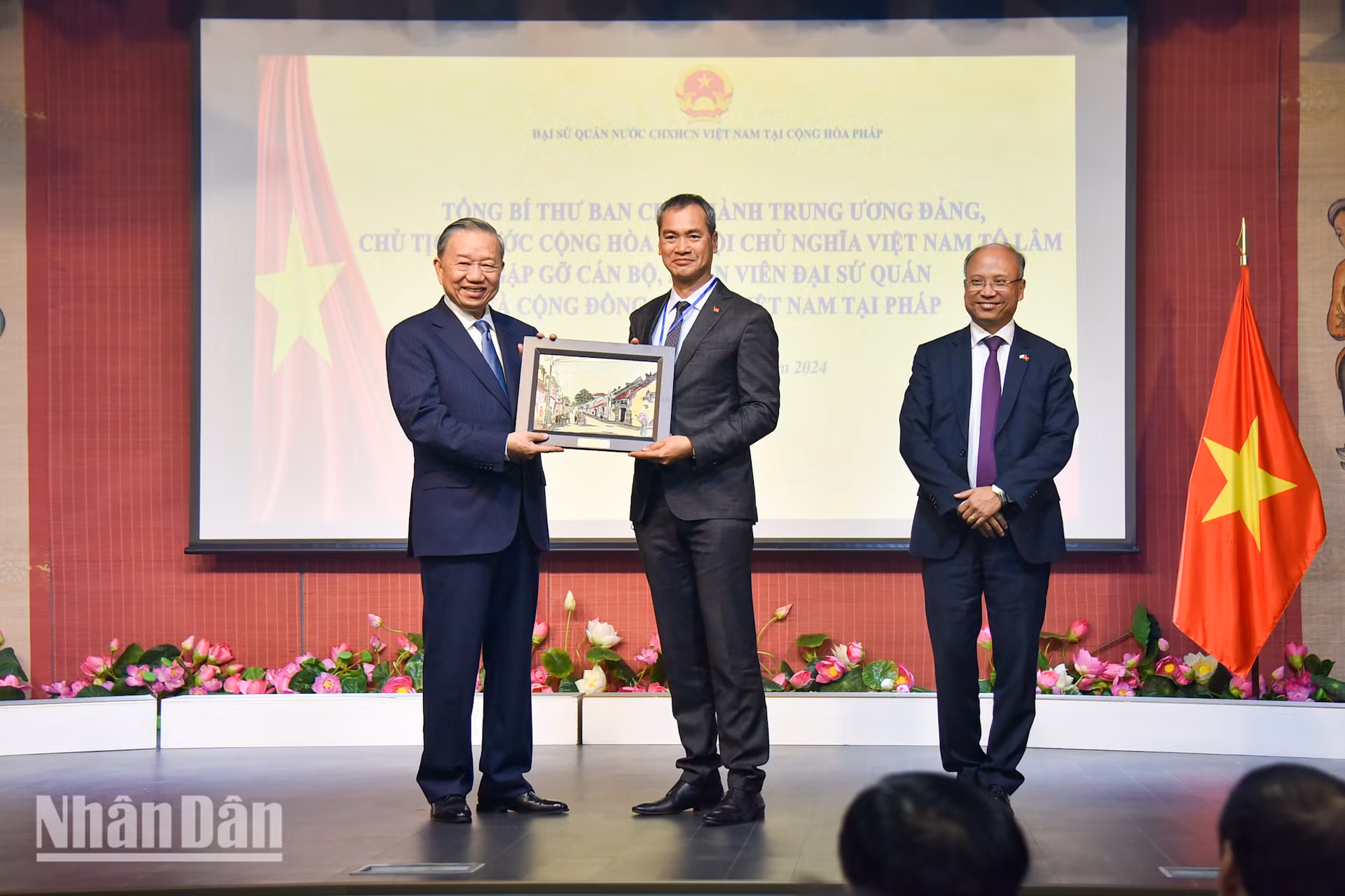 [ẢNH] Tổng Bí thư, Chủ tịch nước Tô Lâm gặp mặt bà con kiều bào tại Pháp ảnh 11