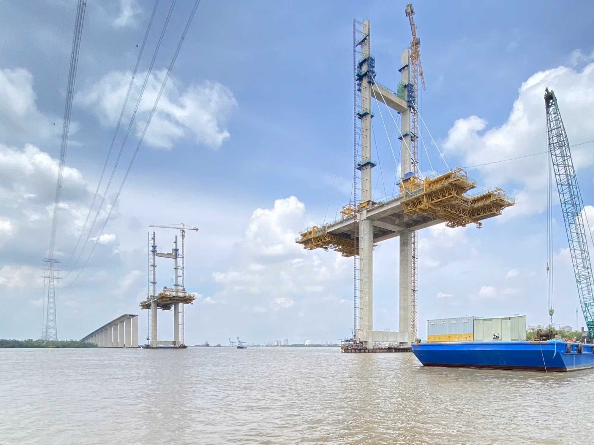 Hạng mục cầu Bình Khánh trên tuyến Cao tốc Bến Lức-Long Thành đạt hơn 80% tiến độ, là hạng mục thi công phức tạp của tuyến cao tốc. Ảnh: QUÝ HIỀN Hạng mục cầu Bình Khánh trên tuyến Cao tốc Bến Lức-Long Thành đạt hơn 80% tiến độ, là hạng mục thi công phức tạp của tuyến cao tốc. Ảnh: QUÝ HIỀN