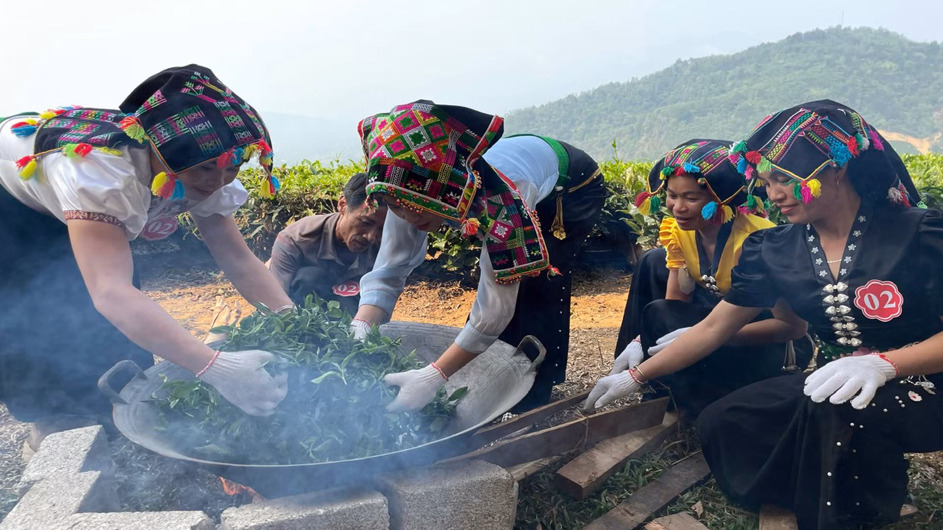 Sao chè đòi hỏi rất nhiều kinh nghiệm và cả kỹ thuật. Sao chè đòi hỏi rất nhiều kinh nghiệm và cả kỹ thuật.
