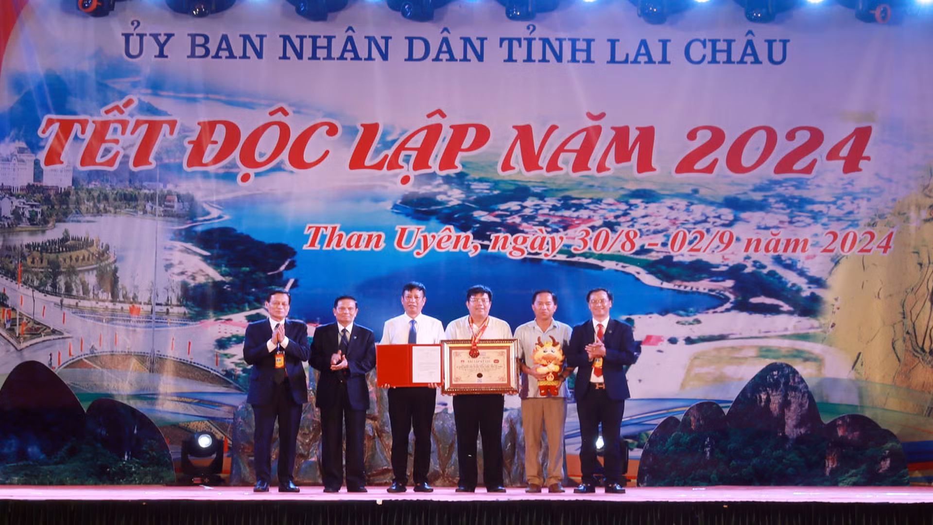 Trao kỷ lục Địa phương tổ chức Tết Độc lập gắn với Ngày hội Văn hóa, Thể thao các dân tộc thường xuyên, liên tục trong nhiều năm nhất khu vực Tây Bắc cho huyện Than Uyên. Trao kỷ lục Địa phương tổ chức Tết Độc lập gắn với Ngày hội Văn hóa, Thể thao các dân tộc thường xuyên, liên tục trong nhiều năm nhất khu vực Tây Bắc cho huyện Than Uyên.