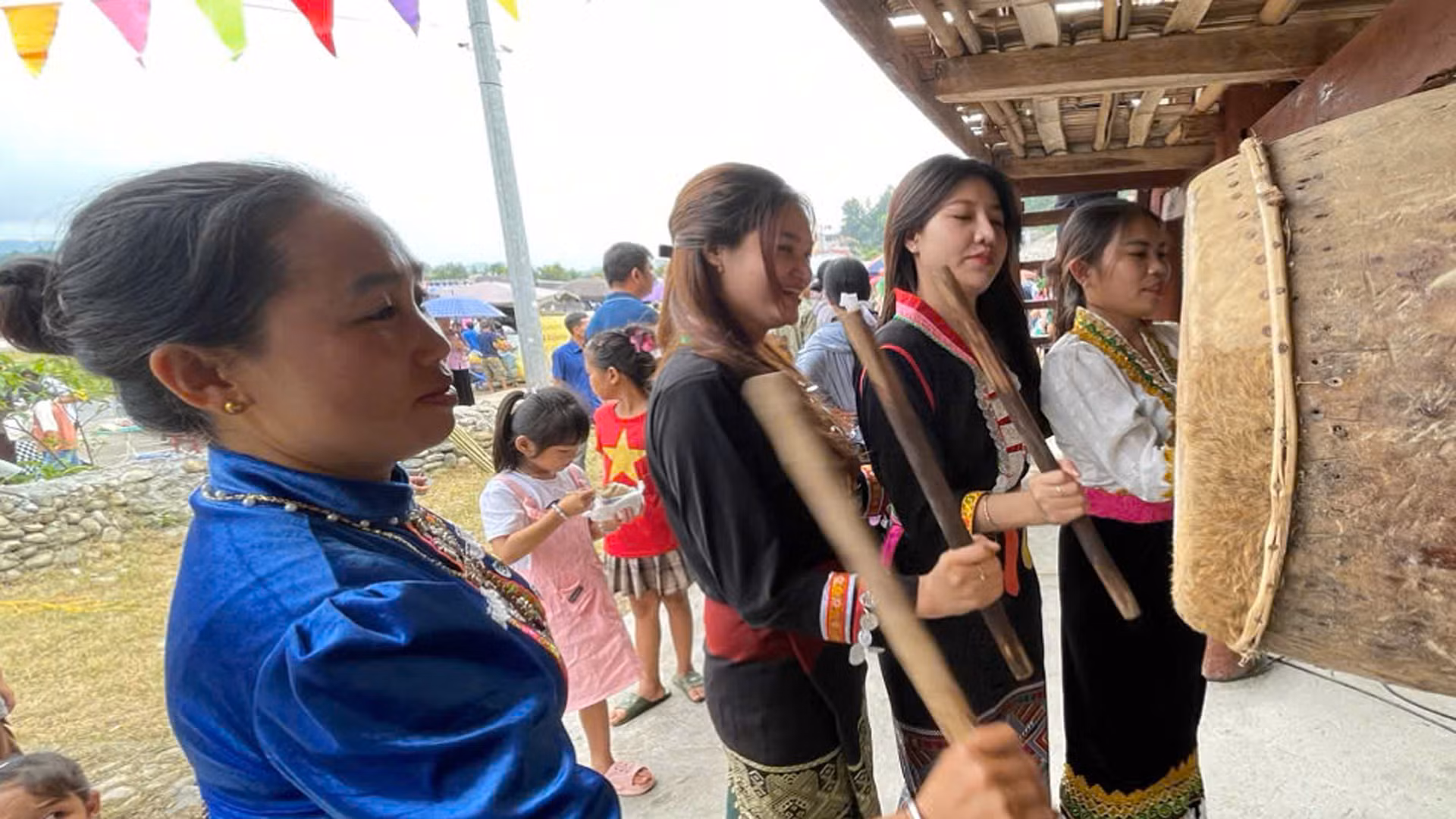 Người dân tham gia các trò chơi dân gian. Người dân tham gia các trò chơi dân gian.