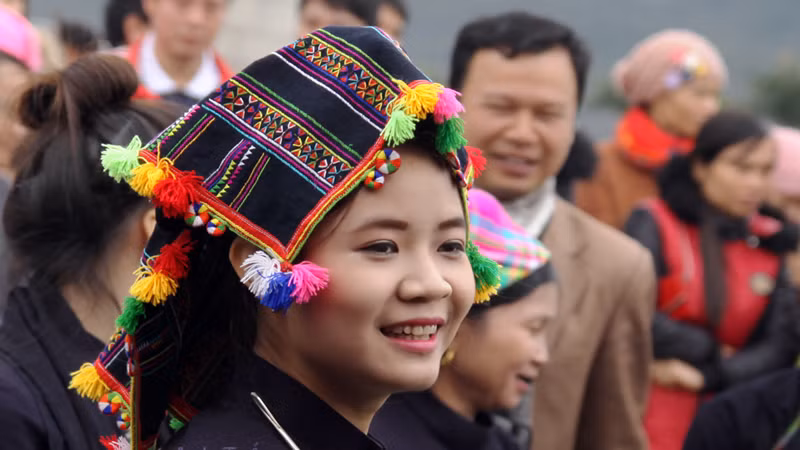 Khăn Piêu giúp người con gái Thái trở nên quyến rũ với nét đẹp đặc trưng của người phụ nữ vùng cao.