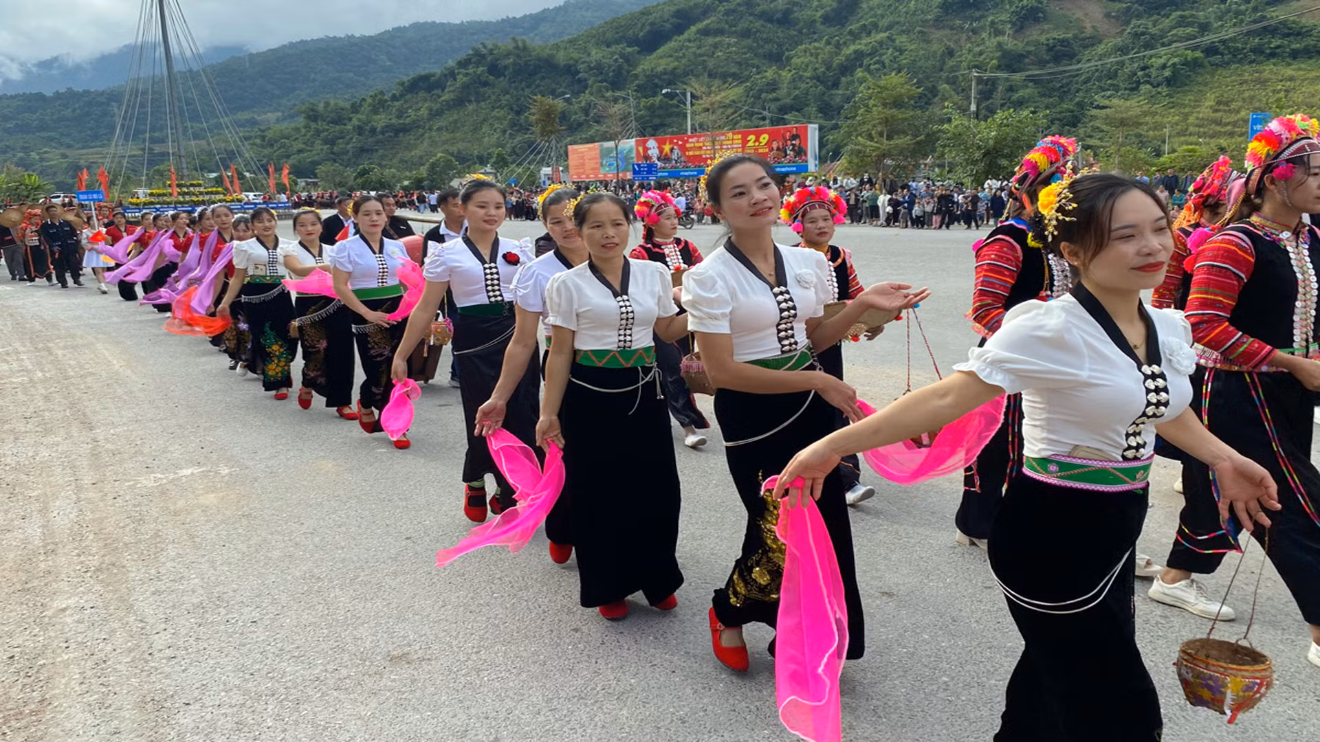 Màn biểu diễn của các cô gái Thái trắng.