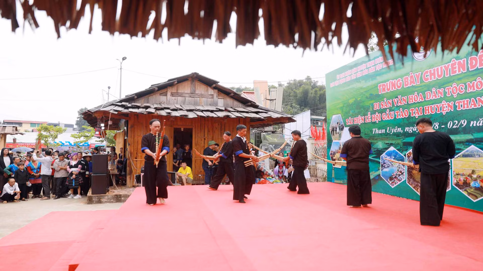 Trình diễn khèn Mông. Trình diễn khèn Mông.