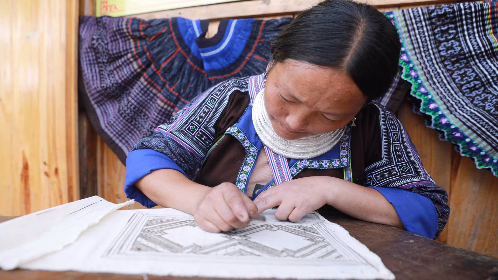 Trình diễn vẽ sáp ong trên thổ cẩm. Trình diễn vẽ sáp ong trên thổ cẩm.