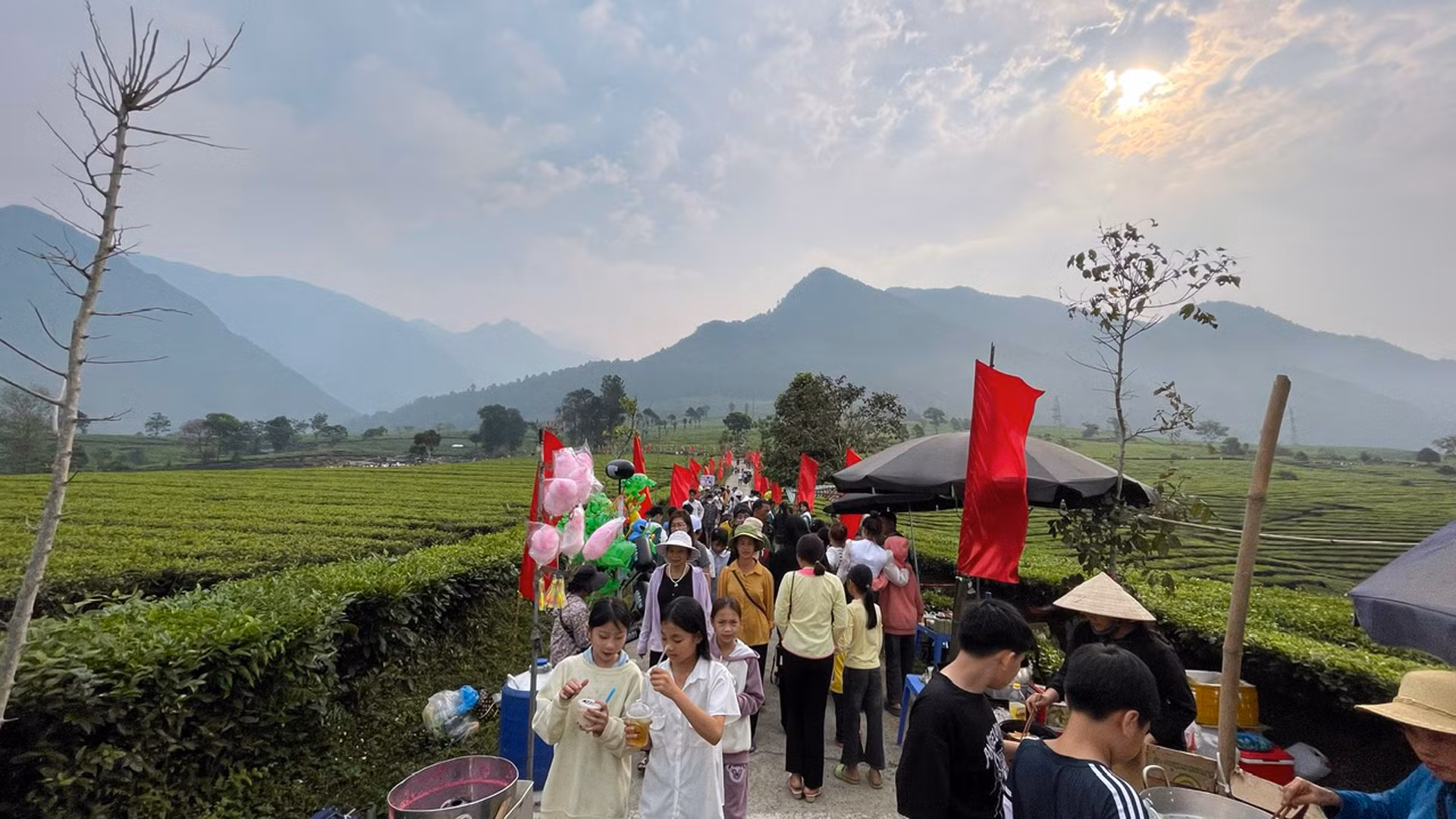 Ngay từ sáng sớm đông đảo người dân, du khách đã tập trung về vùng chè xã Phúc Khoa huyện Tân Uyên để xem cuộc thi hái, sao chè của bà con nông dân. Ngay từ sáng sớm đông đảo người dân, du khách đã tập trung về vùng chè xã Phúc Khoa huyện Tân Uyên để xem cuộc thi hái, sao chè của bà con nông dân.