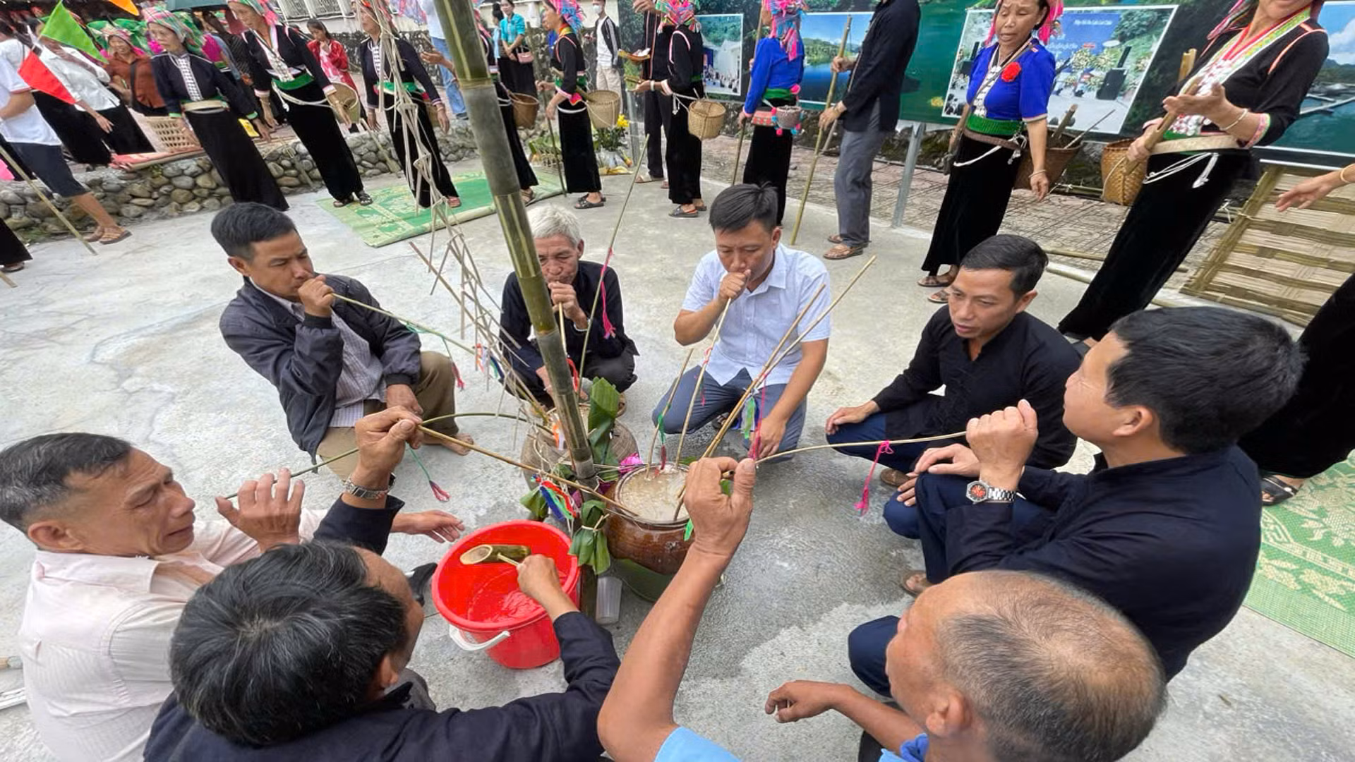 Trình diễn Lễ mừng cơm mới của người Khơ Mú. Trình diễn Lễ mừng cơm mới của người Khơ Mú.