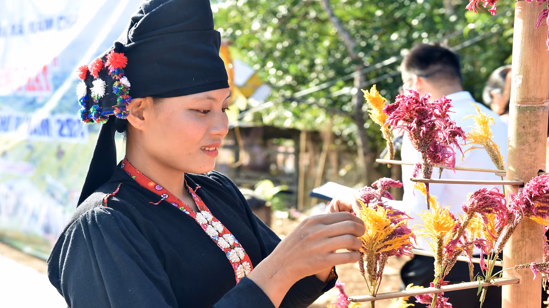 Hoa mào gà là loại hoa không thể thiếu, nó là biểu tượng linh thiêng của người Cống. Hoa mào gà là loại hoa không thể thiếu, nó là biểu tượng linh thiêng của người Cống.