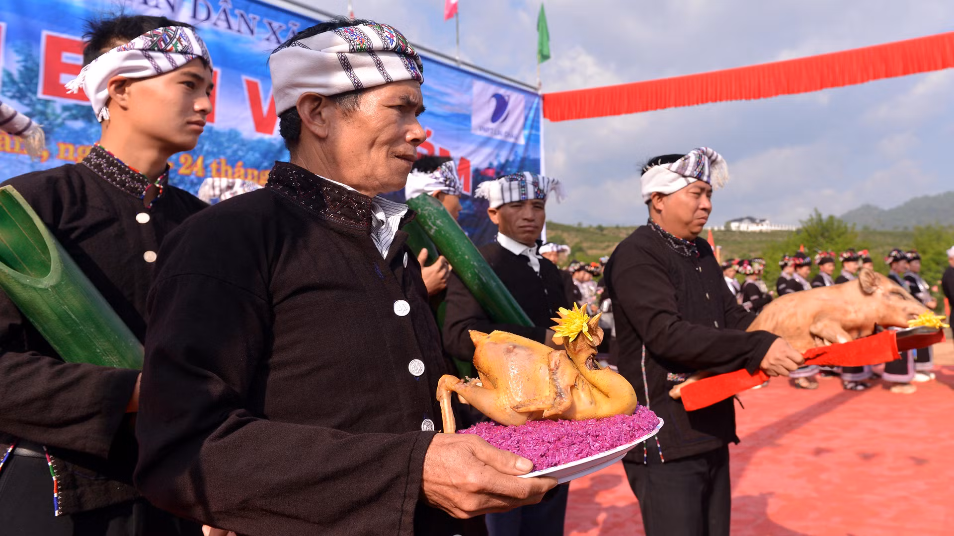 Chủ tế sẽ làm lễ xin thần linh cho phép đoàn tế lễ đi lấy nước. Chủ tế sẽ làm lễ xin thần linh cho phép đoàn tế lễ đi lấy nước.