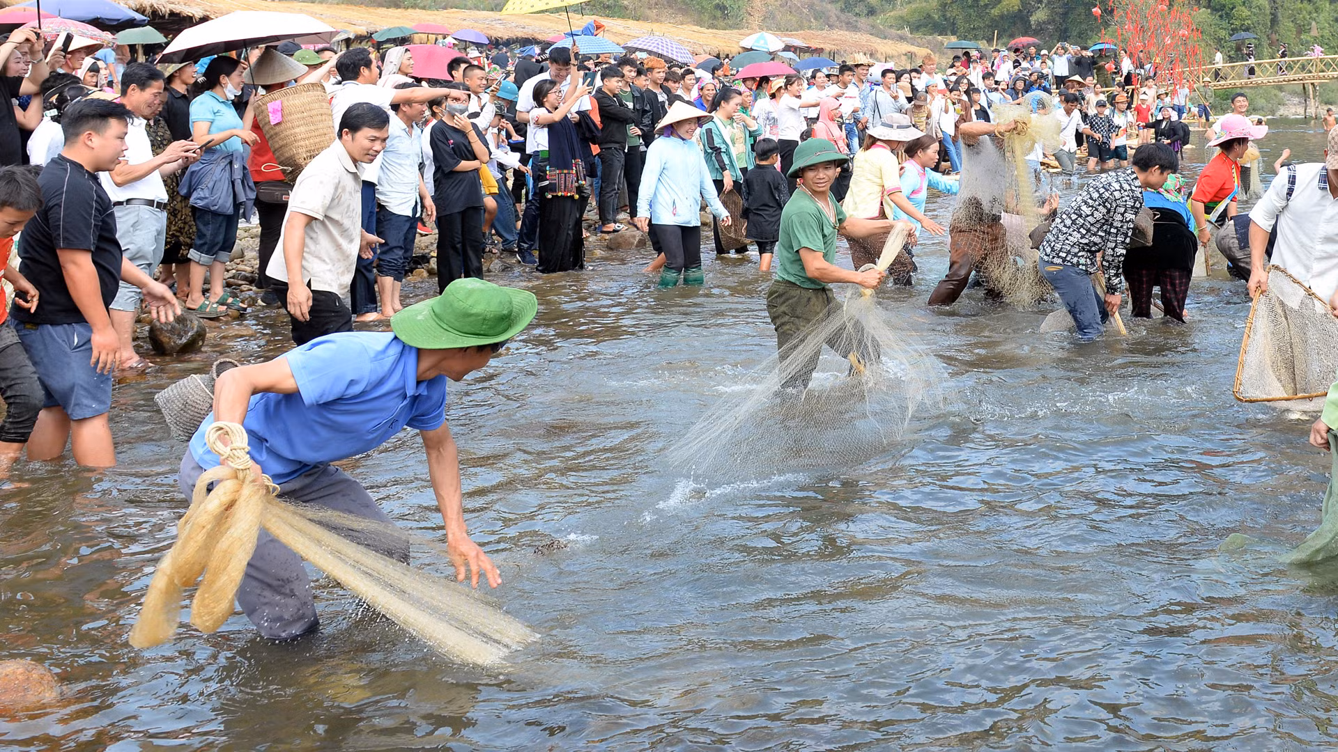 Thi bắt cá suối thu hút sự quan tâm của đông đảo người dân và du khách. Thi bắt cá suối thu hút sự quan tâm của đông đảo người dân và du khách.