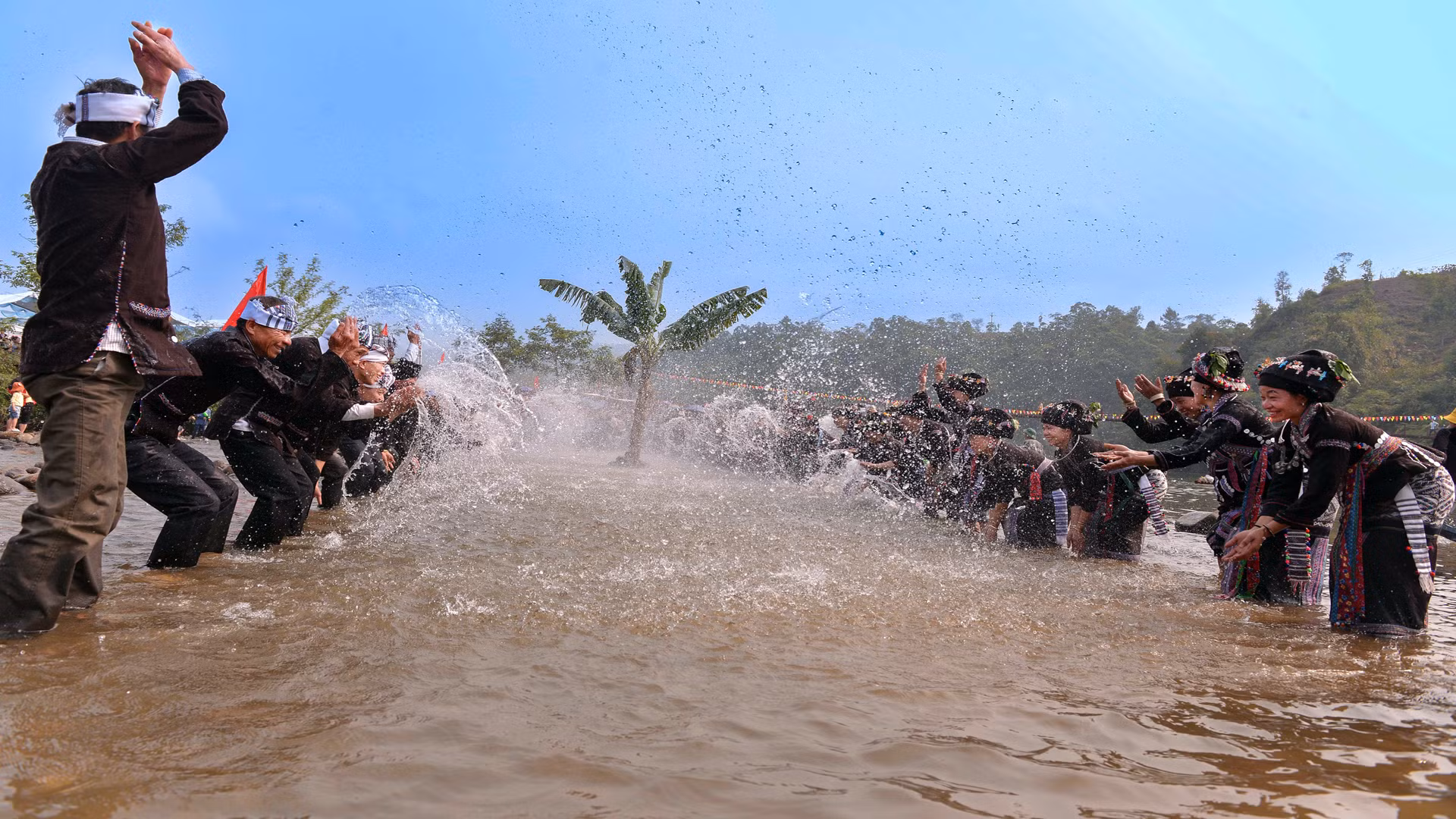 Lễ hội Bun Vốc Nặm của người Lào ở Lai Châu diễn ra với mong muốn mưa thuận, gió hòa, mùa màng tươi tốt.