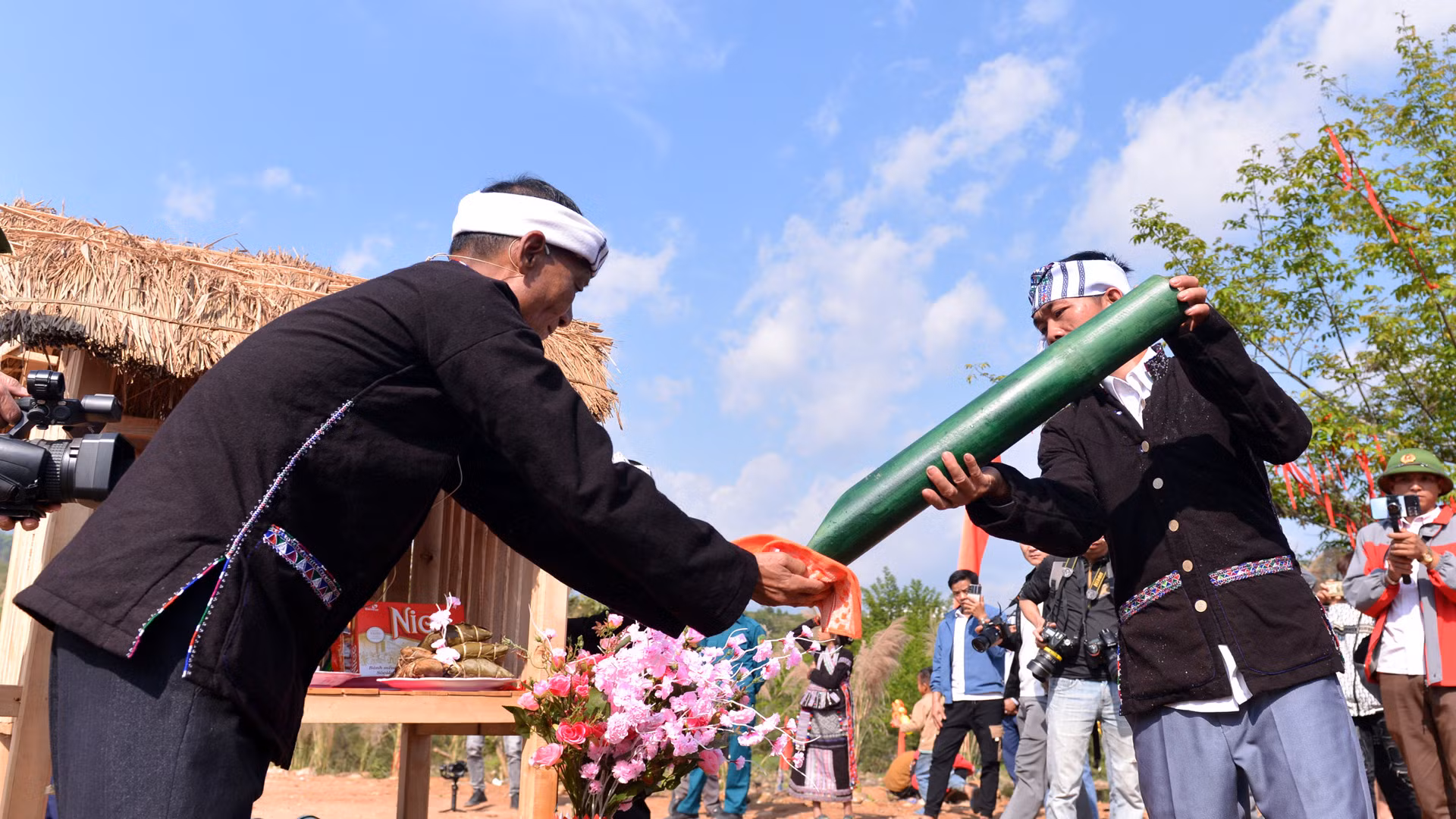 Thầy cúng sẽ dùng phần nước do đoàn rước về để lau rửa khu làm lễ với ngụ ý tẩy rửa đi hết những xui xẻo trong một năm qua, cầu mong những điều tốt đẹp cho năm mới. Thầy cúng sẽ dùng phần nước do đoàn rước về để lau rửa khu làm lễ với ngụ ý tẩy rửa đi hết những xui xẻo trong một năm qua, cầu mong những điều tốt đẹp cho năm mới.