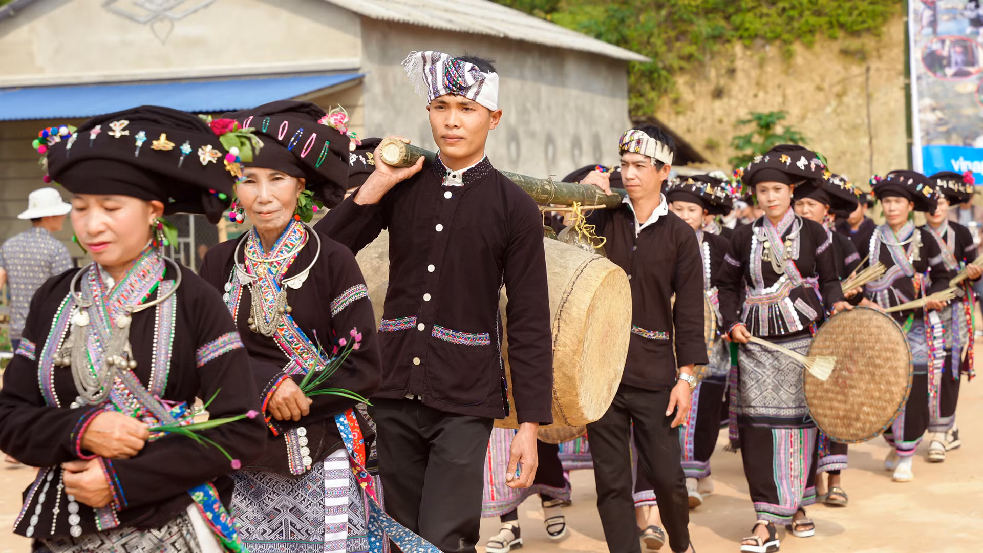 Lễ hội thường diễn ra vào cuối mùa xuân khi chuẩn bị một mùa vụ mới. Lễ hội thường diễn ra vào cuối mùa xuân khi chuẩn bị một mùa vụ mới.