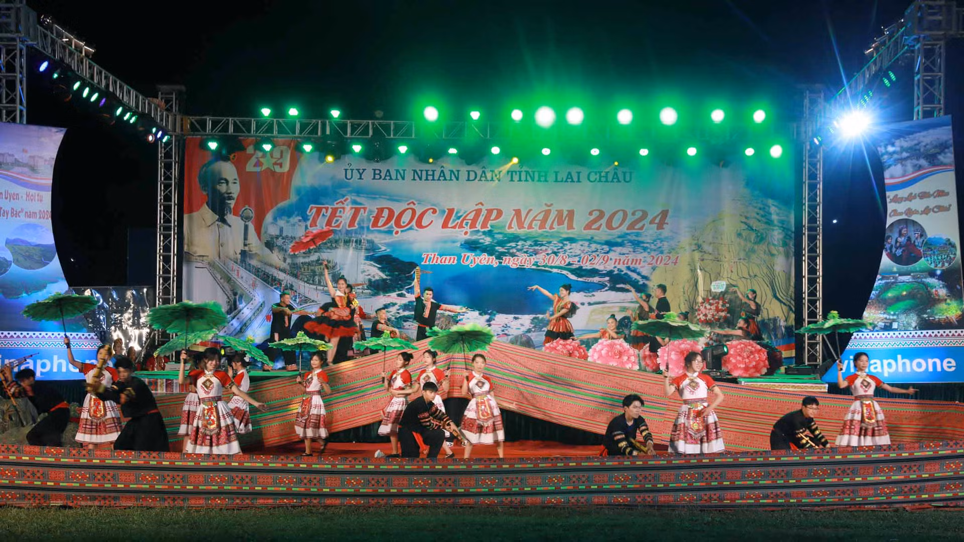 Chương trình nghệ thuật do 3 dân tộc biểu diễn. Chương trình nghệ thuật do 3 dân tộc biểu diễn.
