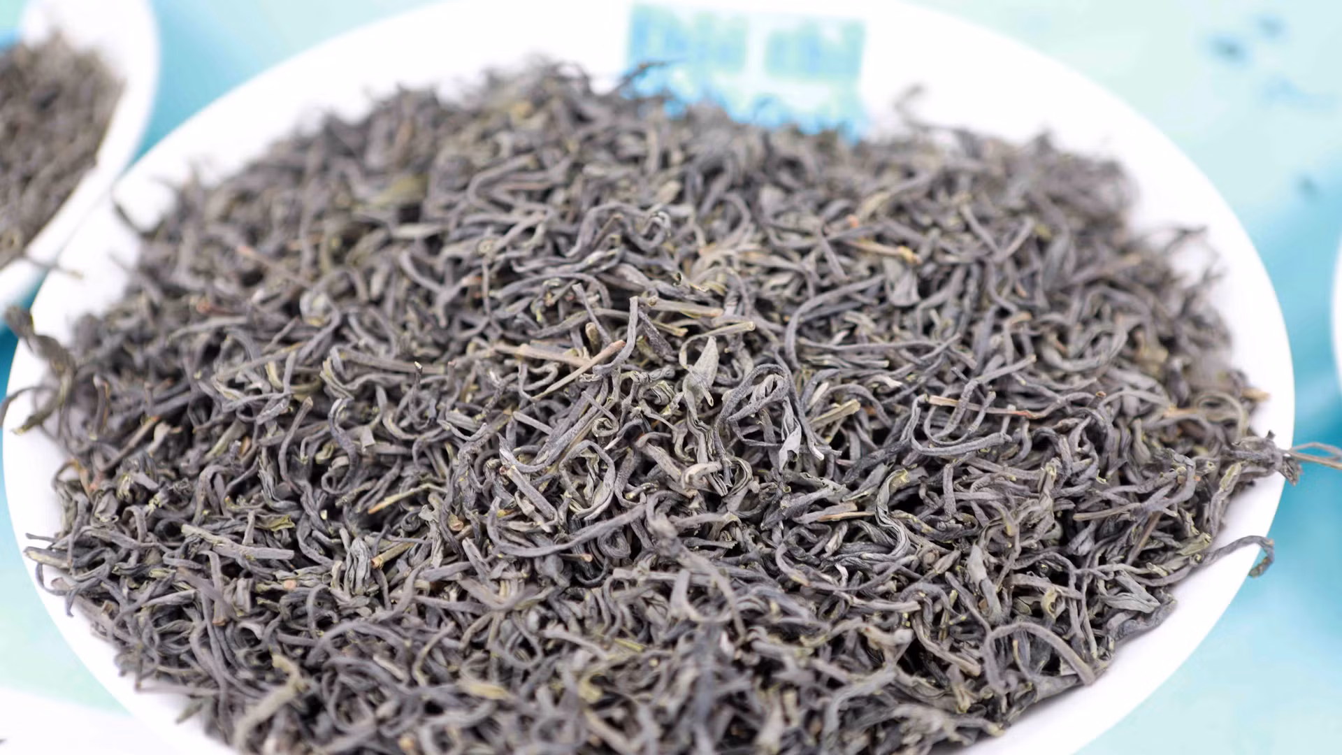 Sản phẩm ra lò là những cánh chè khô. Sản phẩm ra lò là những cánh chè khô.