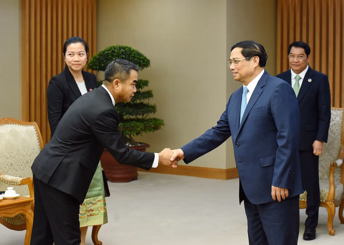 Thủ tướng Phạm Minh Chính đón các thành viên đi cùng Đô trưởng Vientiane (Lào) Atsaphangthong Siphandone. Thủ tướng Phạm Minh Chính đón các thành viên đi cùng Đô trưởng Vientiane (Lào) Atsaphangthong Siphandone.