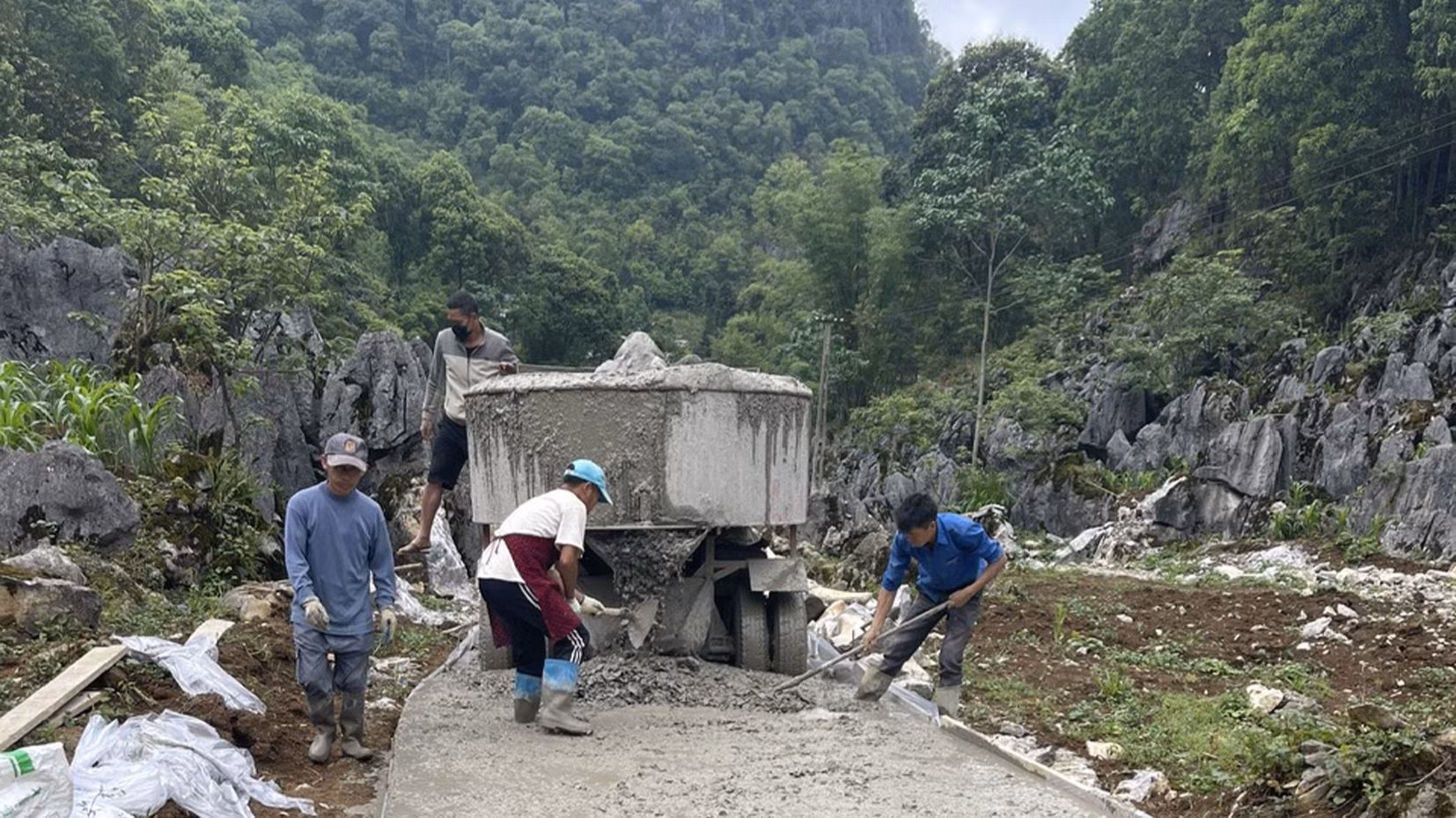 Từ nguồn vốn chương trình mục tiêu quốc gia, xã Sủng Là, huyện Đồng Văn làm đường bê-tông lên thôn biên giới Mo Pải Phìn.