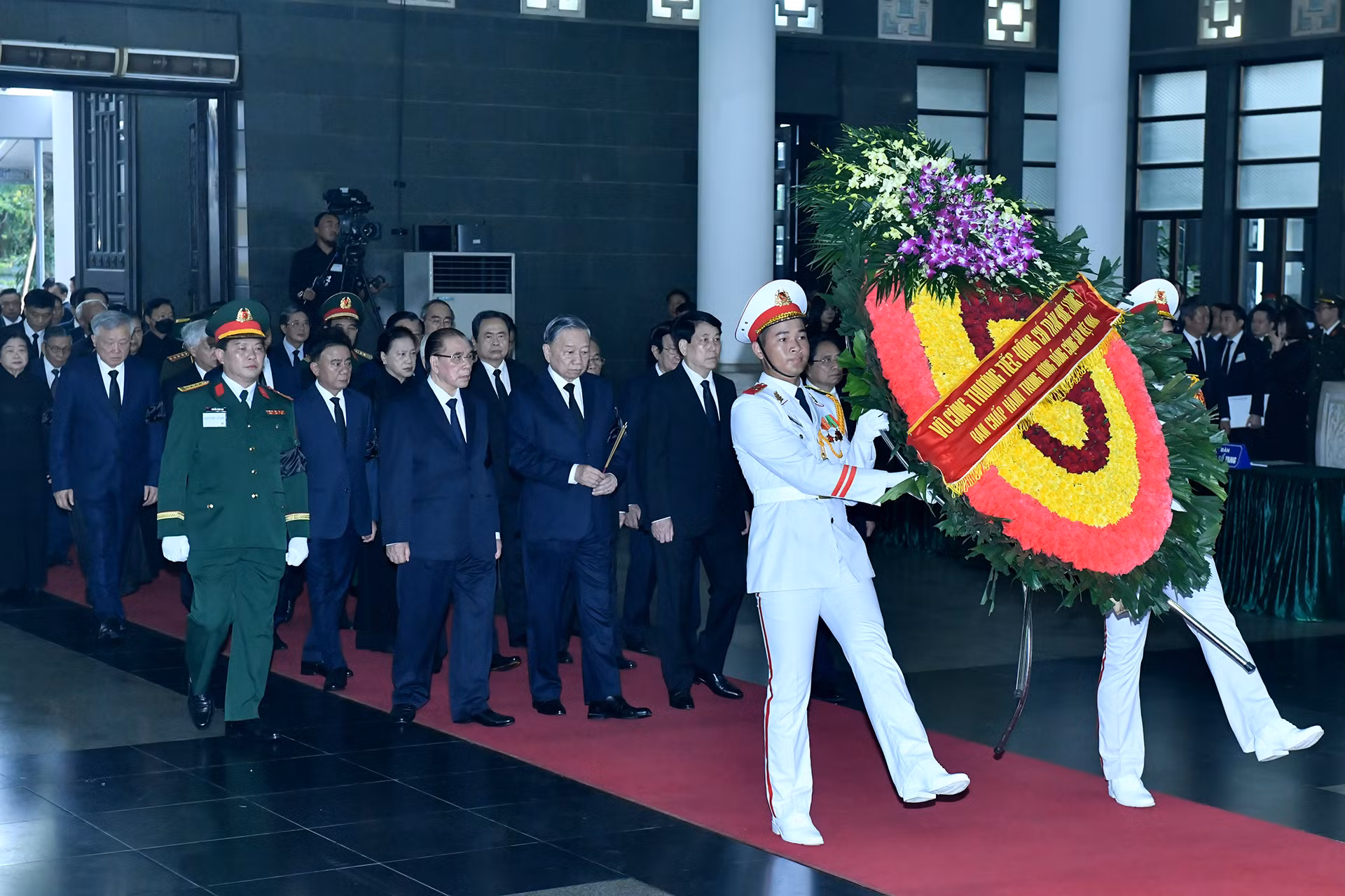 Đoàn đại biểu Ban Chấp hành Trung ương Đảng Cộng sản Việt Nam vào viếng nguyên Chủ tịch nước Trần Đức Lương. Ảnh Đăng Khoa Đoàn đại biểu Ban Chấp hành Trung ương Đảng Cộng sản Việt Nam vào viếng nguyên Chủ tịch nước Trần Đức Lương. Ảnh Đăng Khoa