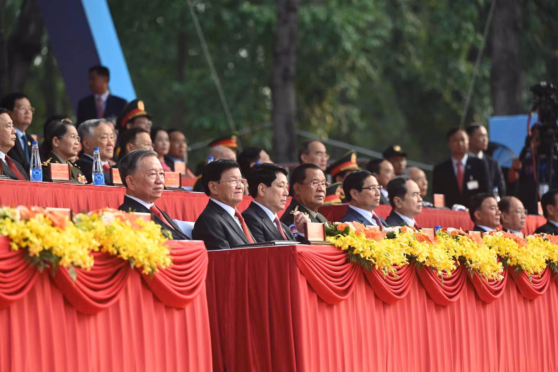 Các đồng chí lãnh đạo Đảng và Nhà nước cùng các quan khách quốc tế trên lễ đài (Ảnh: Duy Linh)
