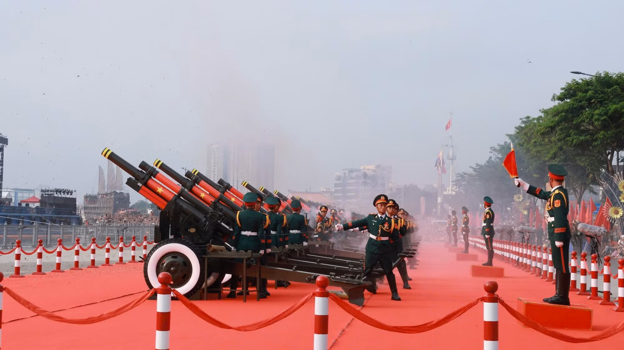 Nghi thức bắn pháo trong lễ chào cờ kỷ niệm 50 năm Giải phóng miền Nam, thống nhất đất nước . Ảnh: Quang Châu-TTXVN