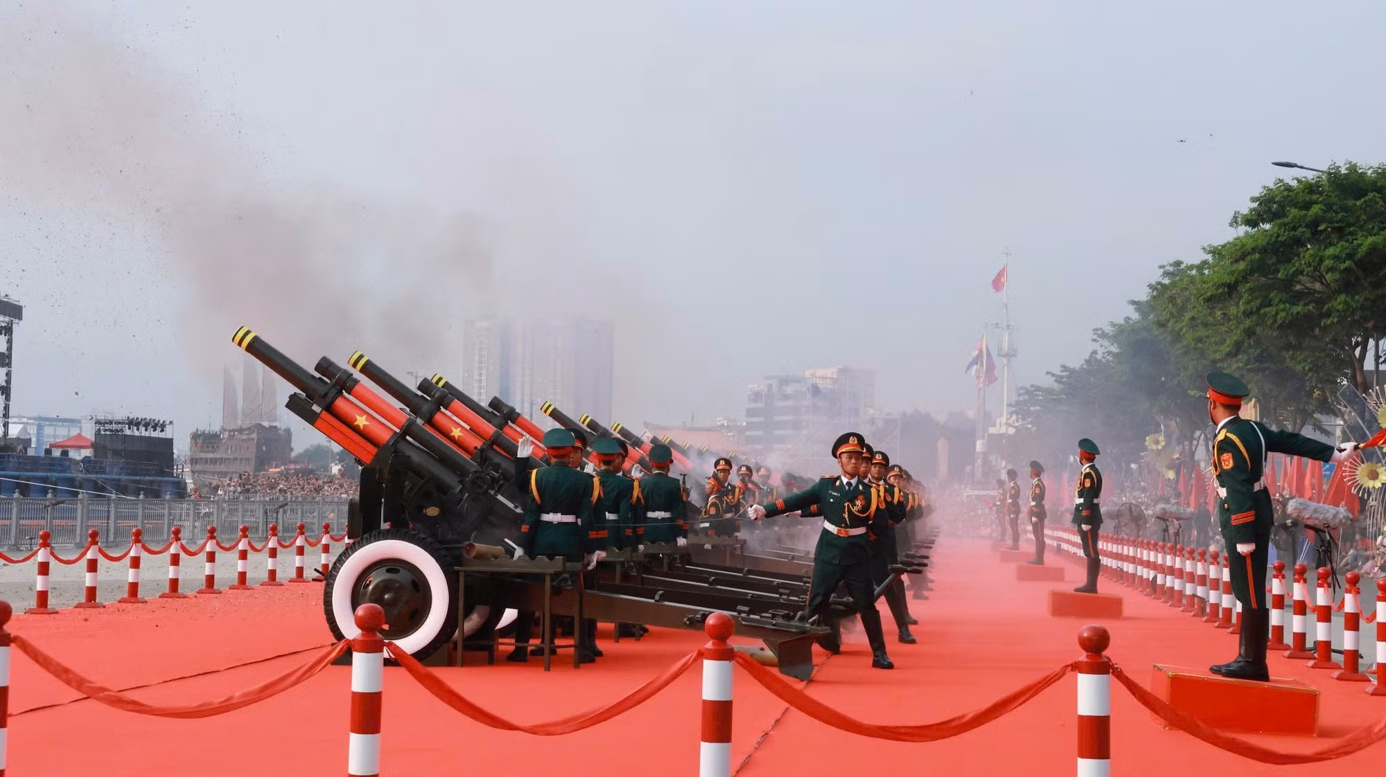 Nghi thức bắn pháo trong lễ chào cờ kỷ niệm 50 năm Giải phóng miền Nam, thống nhất đất nước . Ảnh: Quang Châu-TTXVN