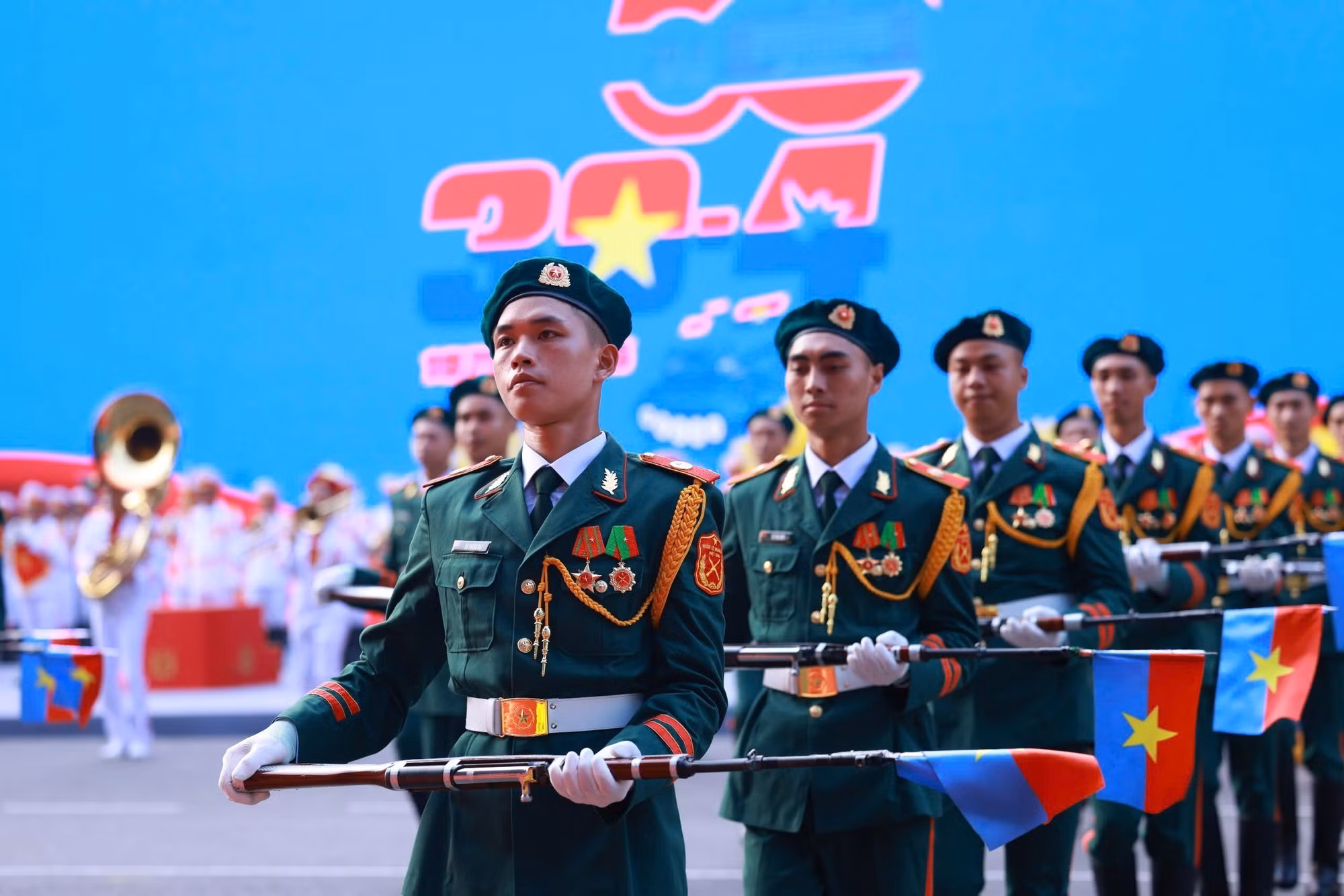 Màn súng kết hợp quân nhạc xếp hình nghệ thuật “Đất nước trọn niềm vui” do Đoàn Nghi lễ Quân đội, Trường Đại học Văn hoá Nghệ thuật Quân đội, Đoàn Văn công Quân khu 1, Đoàn văn công quân khu 3 , Đoàn văn công Quân khu 9 biểu diễn. Ảnh: TTXVN
