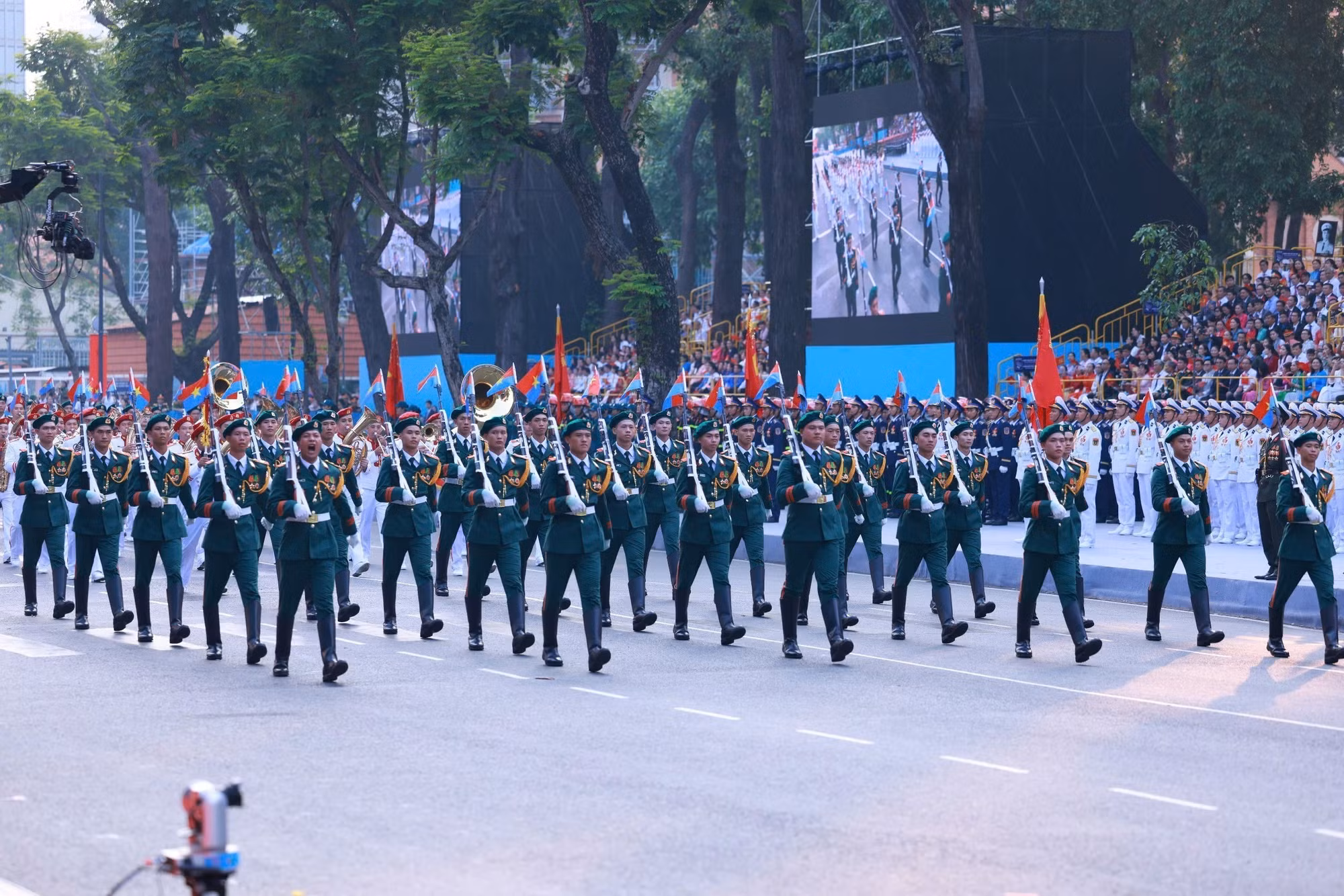 Chương trình nghệ thuật “Rạng rỡ non sông Việt Nam”. Ảnh: TTXVN Chương trình nghệ thuật “Rạng rỡ non sông Việt Nam”. Ảnh: TTXVN