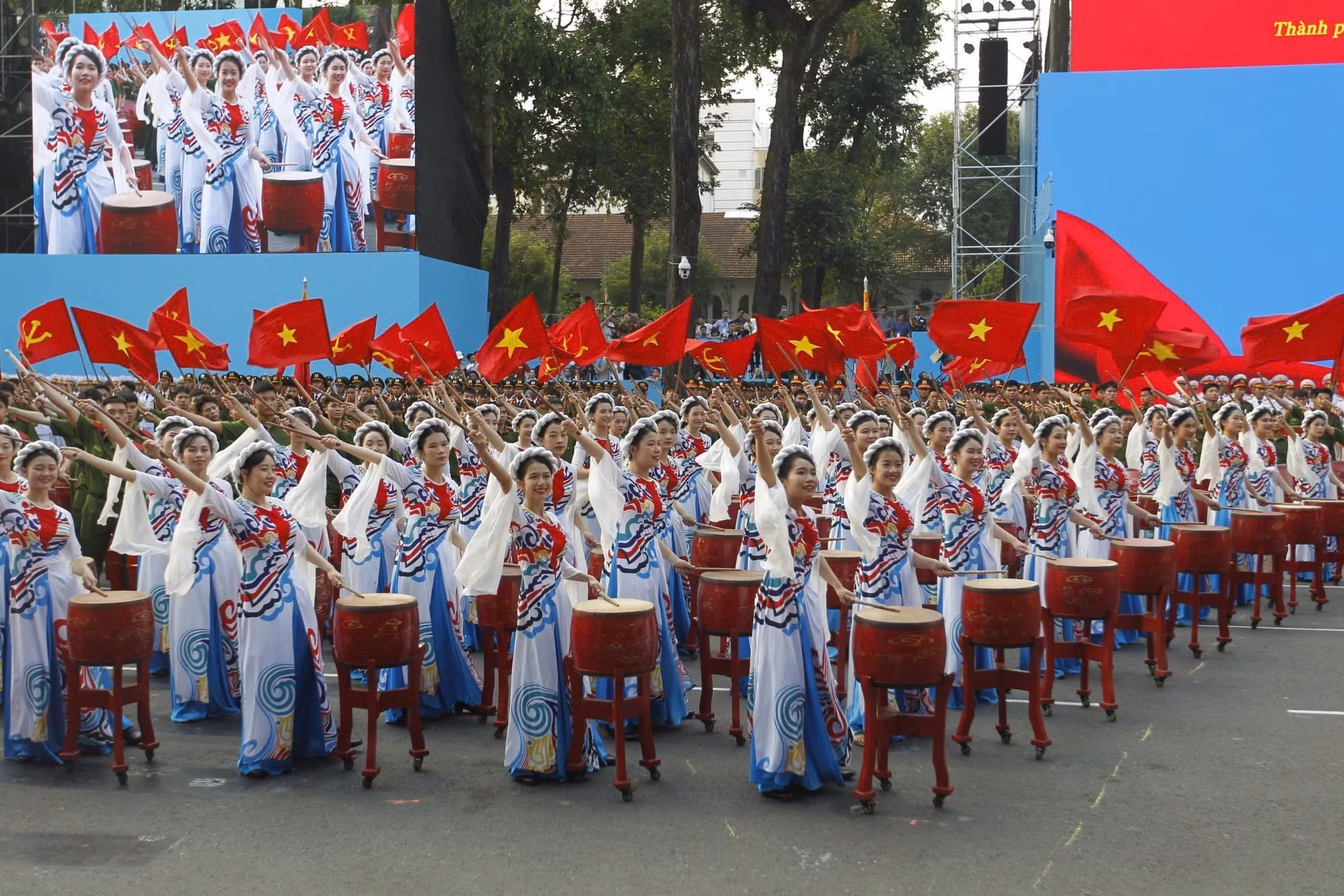 Màn trống hội “Bản hùng ca toàn thắng” do các học viên Học viện Cảnh sát Nhân dân, Bộ Công an biểu diễn. Ảnh: TTXVN