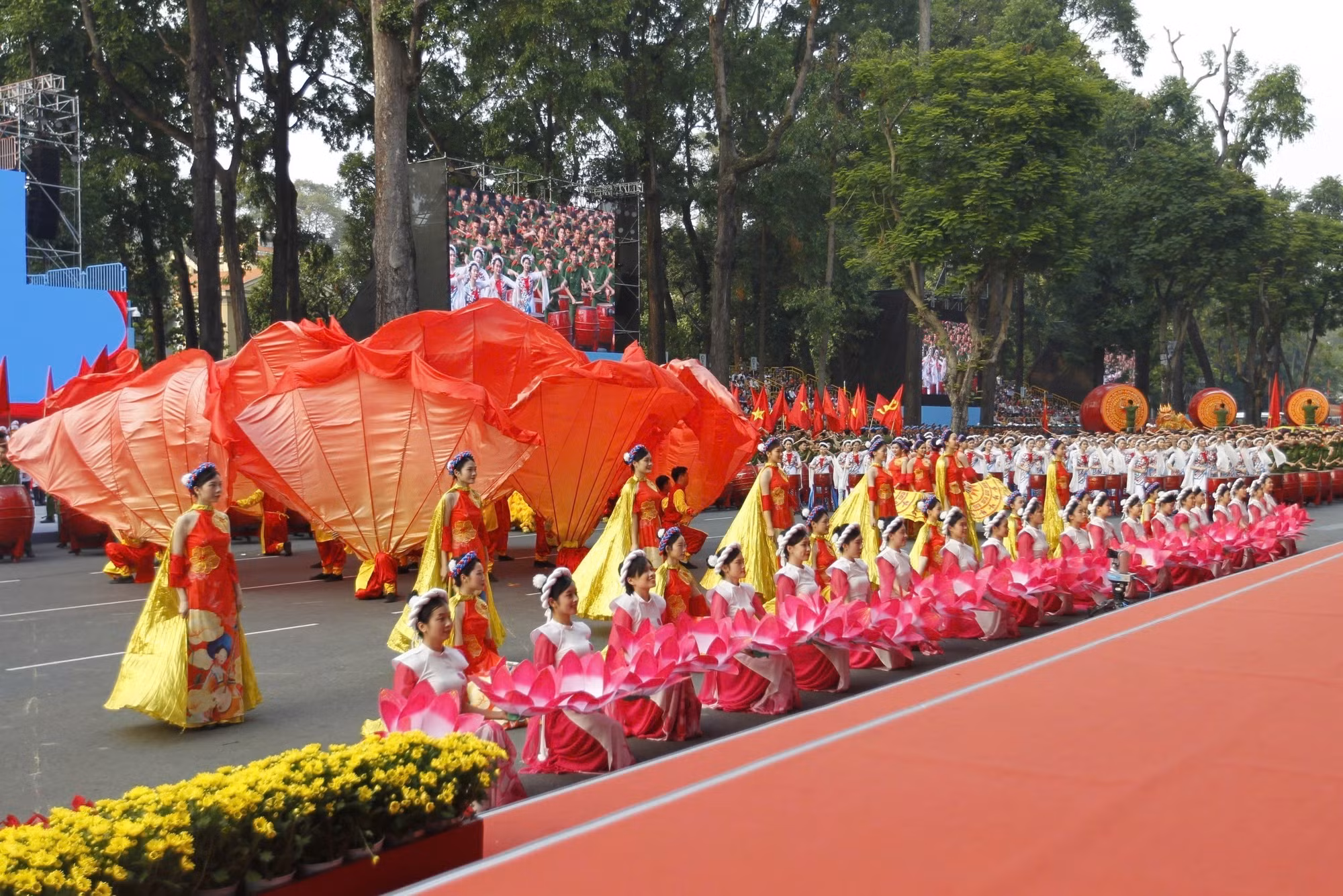 Chương trình nghệ thuật “Rạng rỡ non sông Việt Nam”. Ảnh: TTXVN Chương trình nghệ thuật “Rạng rỡ non sông Việt Nam”. Ảnh: TTXVN