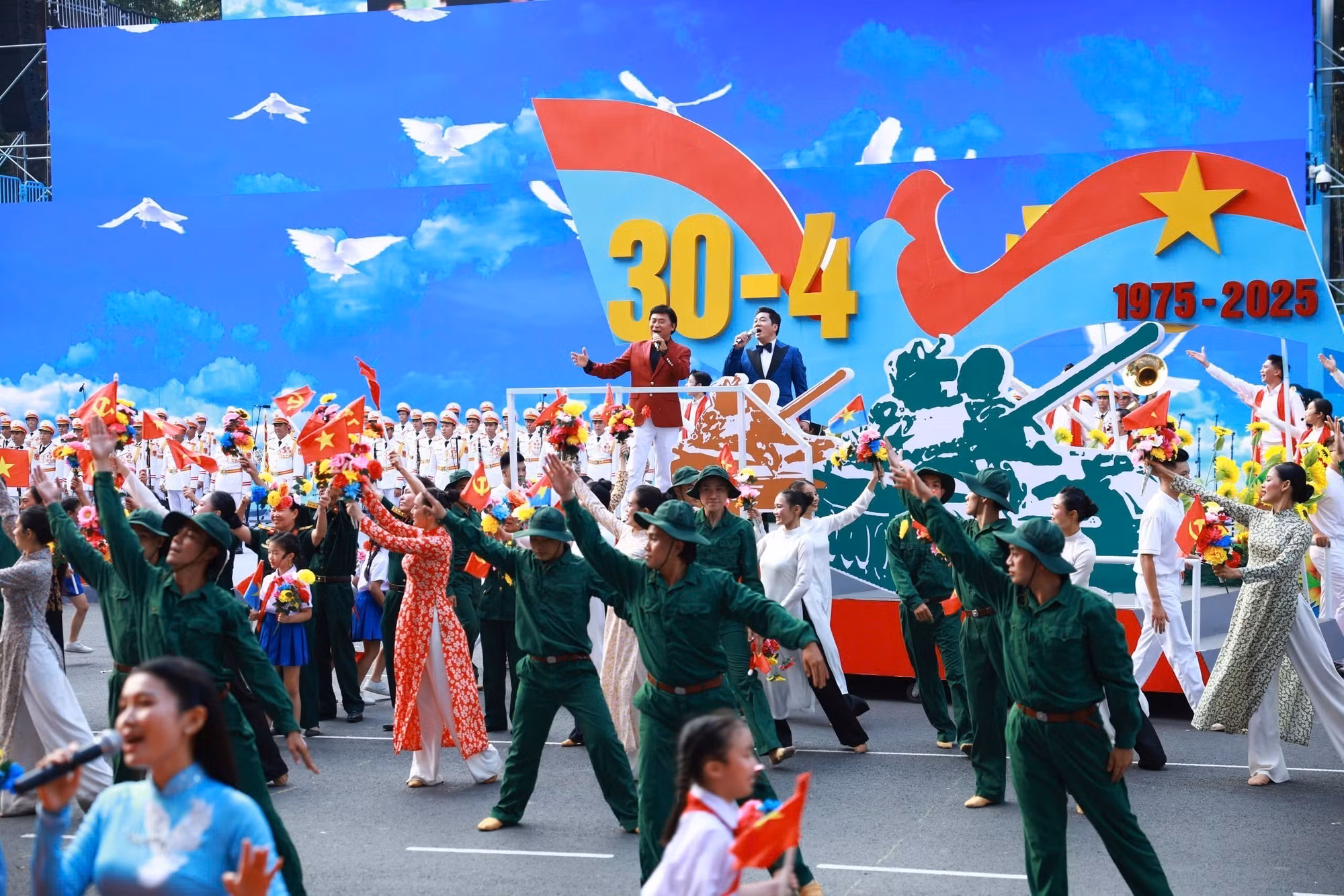 Chương trình nghệ thuật “Rạng rỡ non sông Việt Nam”. Ảnh: TTXVN Chương trình nghệ thuật “Rạng rỡ non sông Việt Nam”. Ảnh: TTXVN