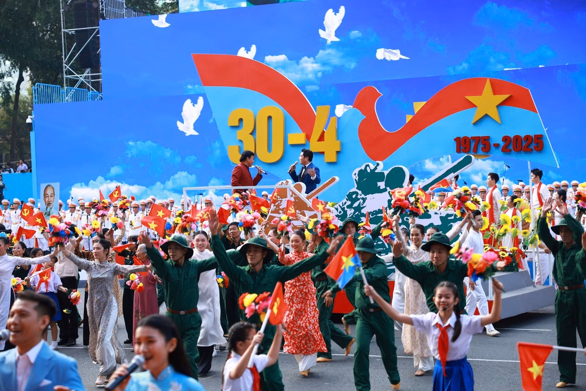 Chương trình nghệ thuật “Rạng rỡ non sông Việt Nam”. Ảnh: TTXVN Chương trình nghệ thuật “Rạng rỡ non sông Việt Nam”. Ảnh: TTXVN