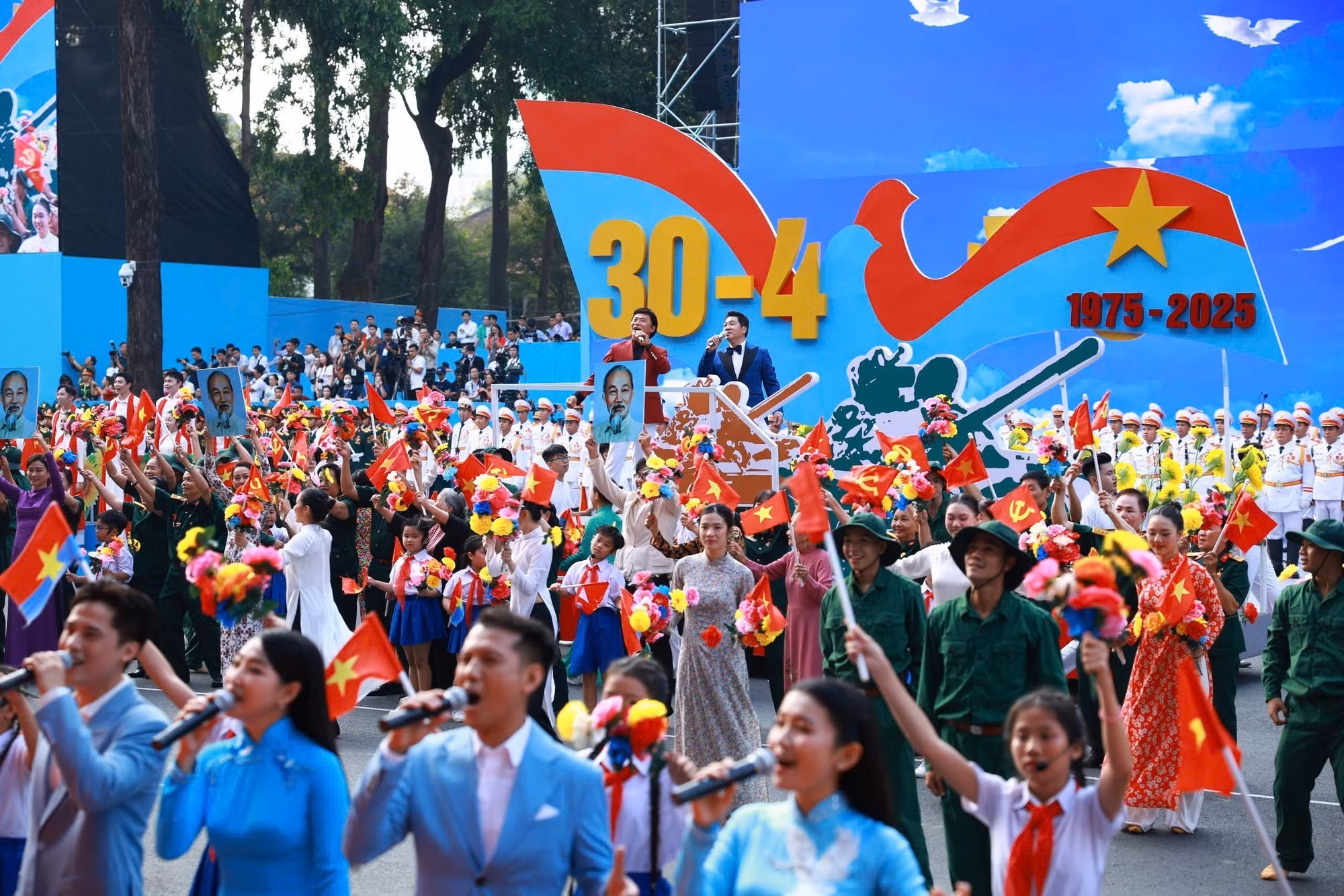 Bài hát Đất nước trọn niềm vui vang lên trong lễ kỷ niệm Bài hát Đất nước trọn niềm vui vang lên trong lễ kỷ niệm