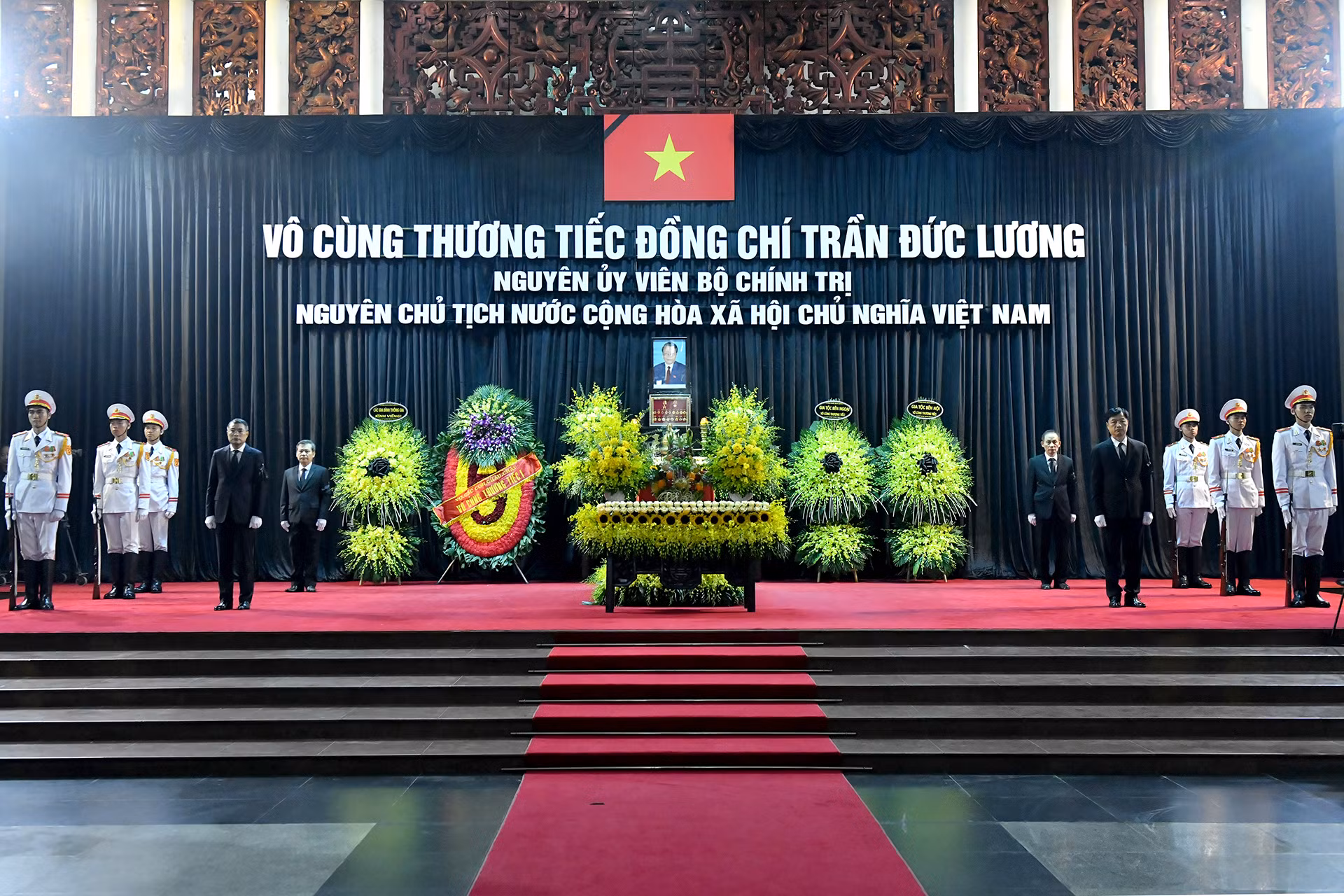 Linh cữu nguyên Chủ tịch nước Trần Đức Lương được quàn tại Nhà tang lễ Quốc gia (số 5 Trần Thánh Tông, thành phố Hà Nội). Ảnh Đăng Khoa Linh cữu nguyên Chủ tịch nước Trần Đức Lương được quàn tại Nhà tang lễ Quốc gia (số 5 Trần Thánh Tông, thành phố Hà Nội). Ảnh Đăng Khoa