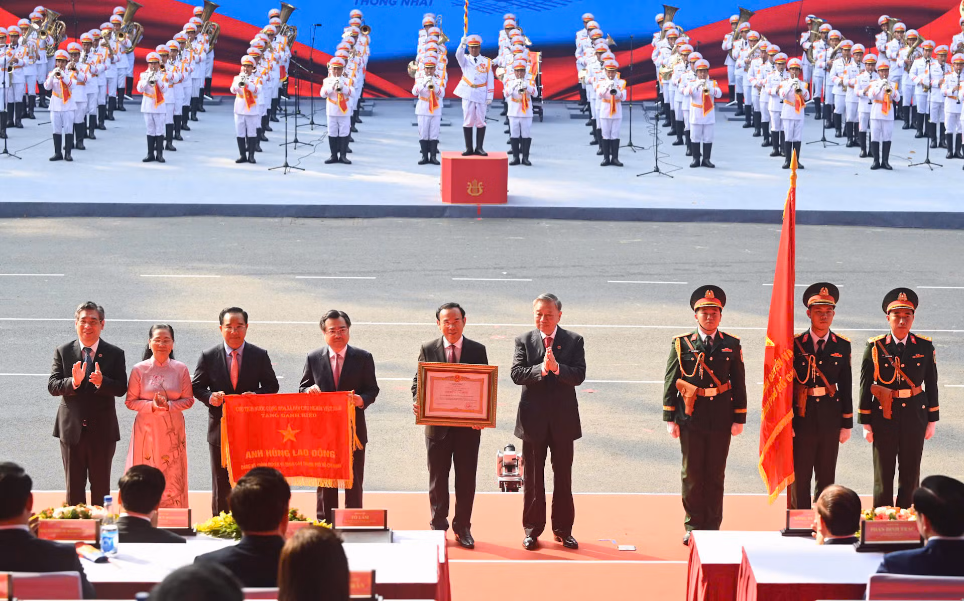 Tổng Bí thư Tô Lâm, thay mặt lãnh đạo Đảng, Nhà nước trao tặng danh hiệu “Anh hùng Lao động” cho Đảng bộ, Chính quyền và Nhân dân Thành phố Hồ Chí Minh. Ảnh: DUY LINH Tổng Bí thư Tô Lâm, thay mặt lãnh đạo Đảng, Nhà nước trao tặng danh hiệu “Anh hùng Lao động” cho Đảng bộ, Chính quyền và Nhân dân Thành phố Hồ Chí Minh. Ảnh: DUY LINH