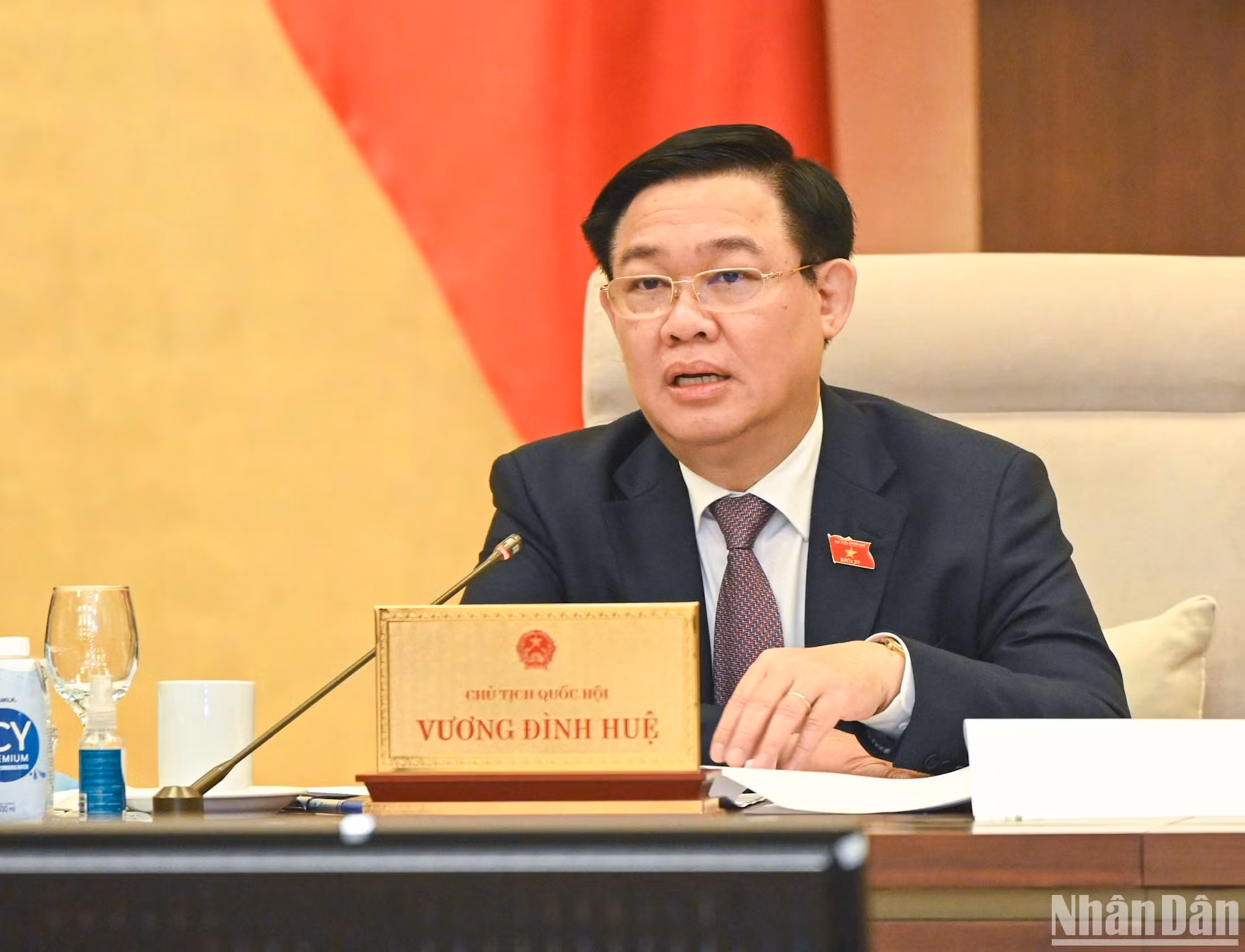 Chủ tịch Quốc hội Vương Đình Huệ phát biểu tại phiên họp.