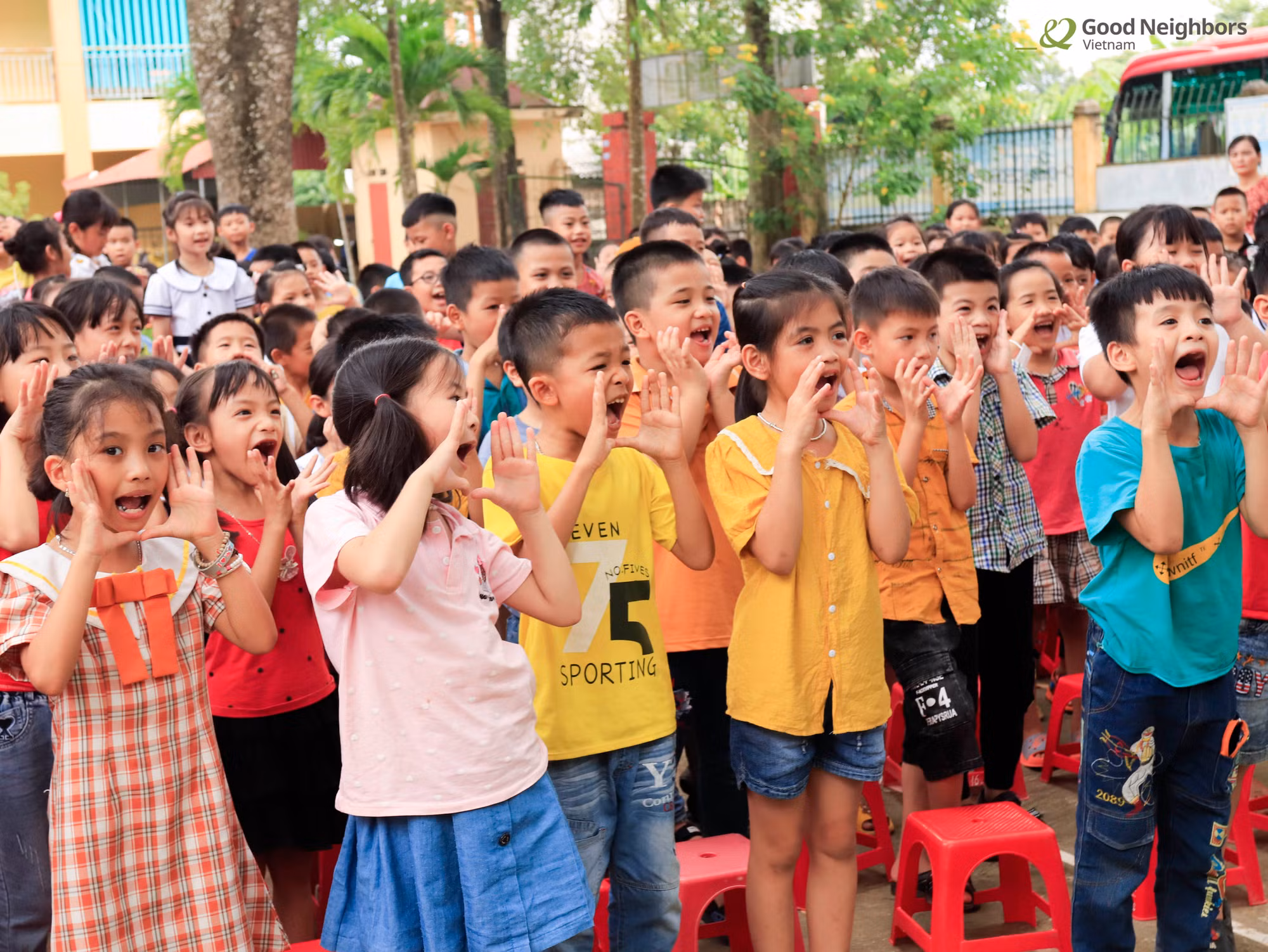 Các em học sinh hào hứng với những màn kịch rối. (Ảnh: GNI) Các em học sinh hào hứng với những màn kịch rối. (Ảnh: GNI)