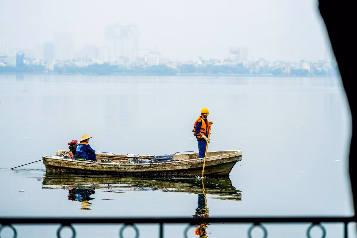 Công nhân Thoát nước vớt cá chết trên hồ.