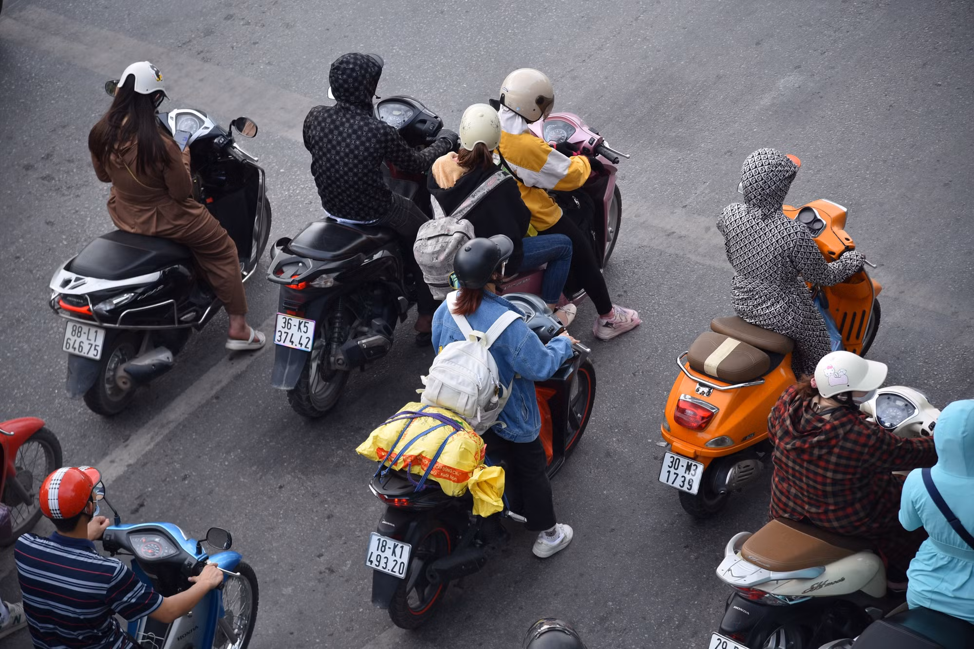 Người dân lỉnh kỉnh đồ đạc trở lại thủ đô sau kỳ nghỉ lễ kéo dài. (Ảnh: Nhật Quang)